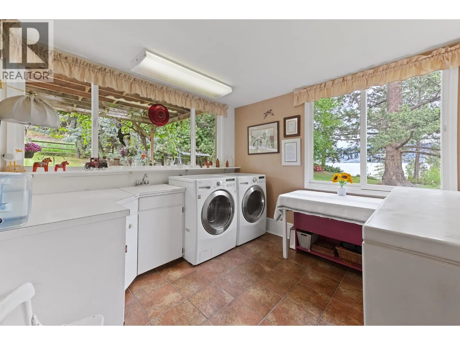 4852-4858 Lakeshore Road