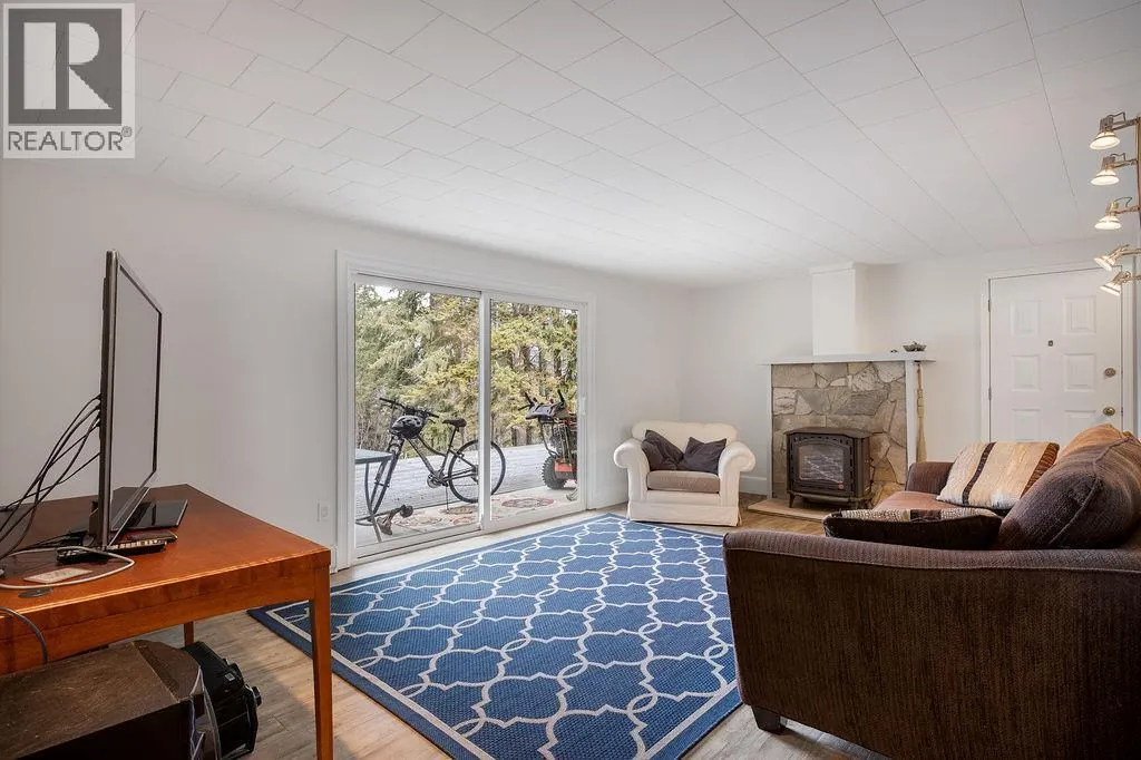 2527 Islandview Road