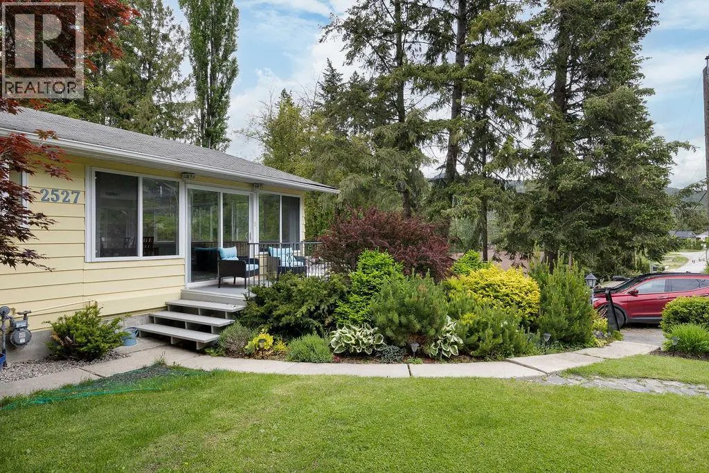 2527 Islandview Road