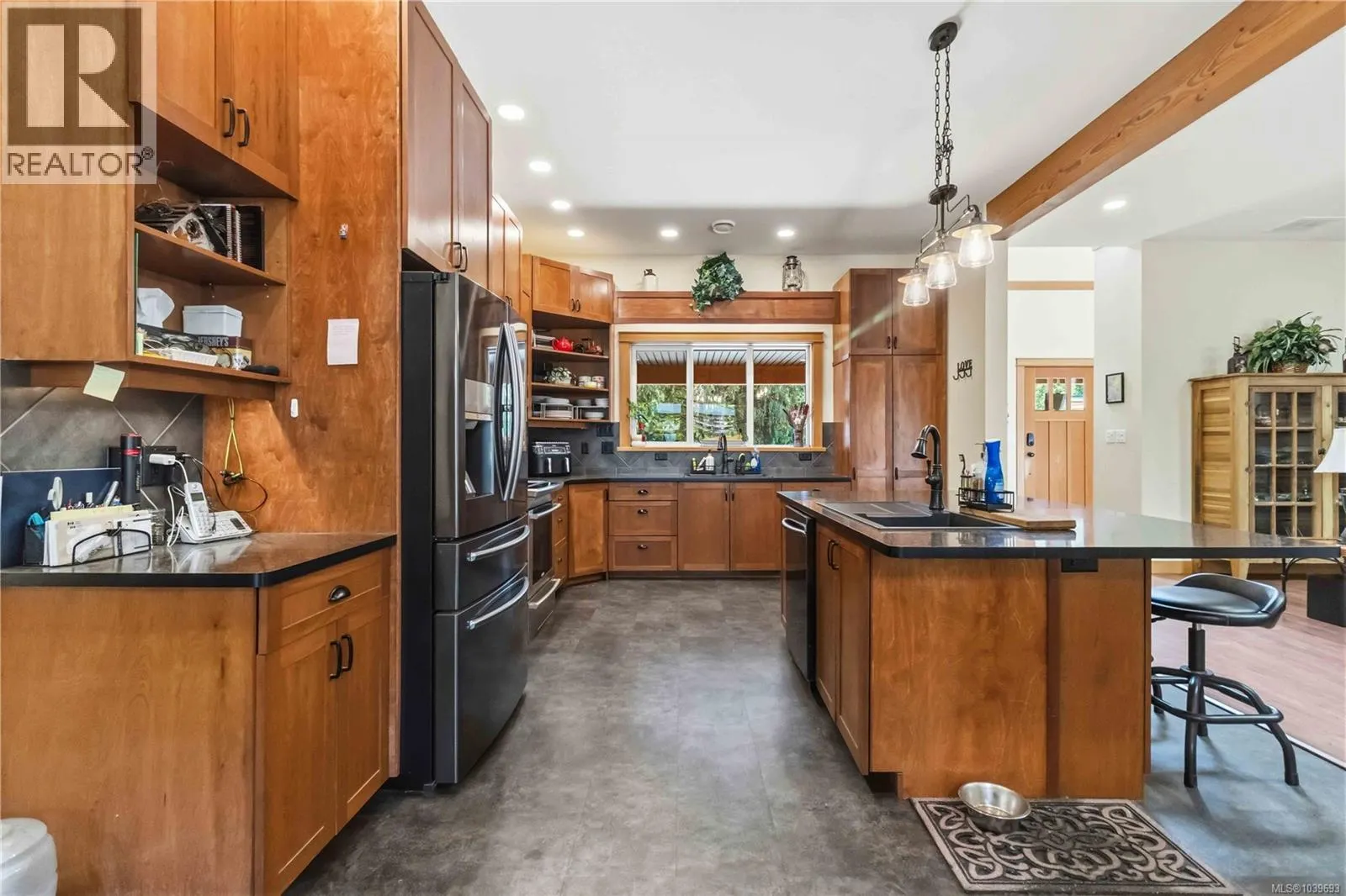 5480 Sooke Rd
