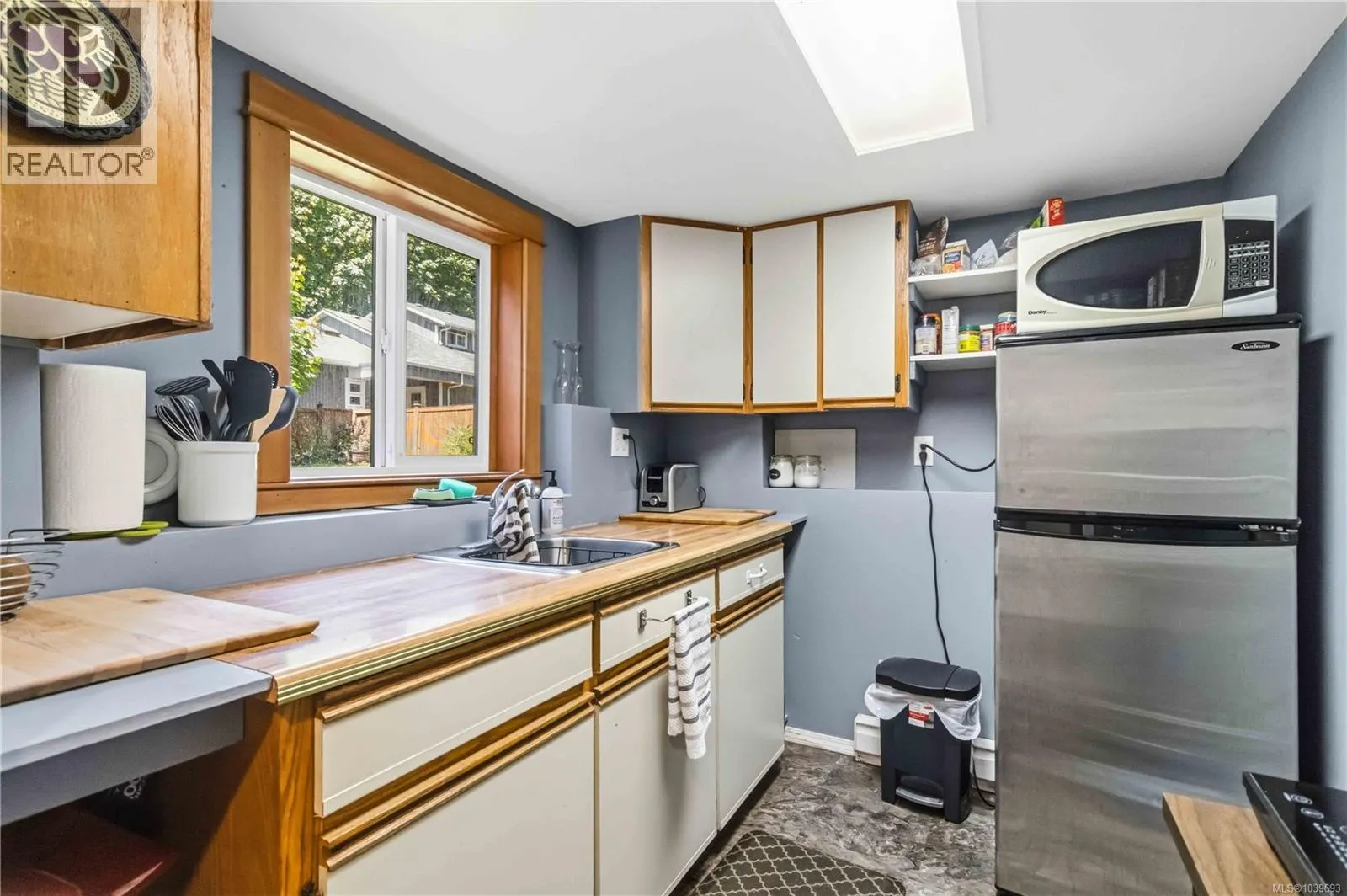 5480 Sooke Rd