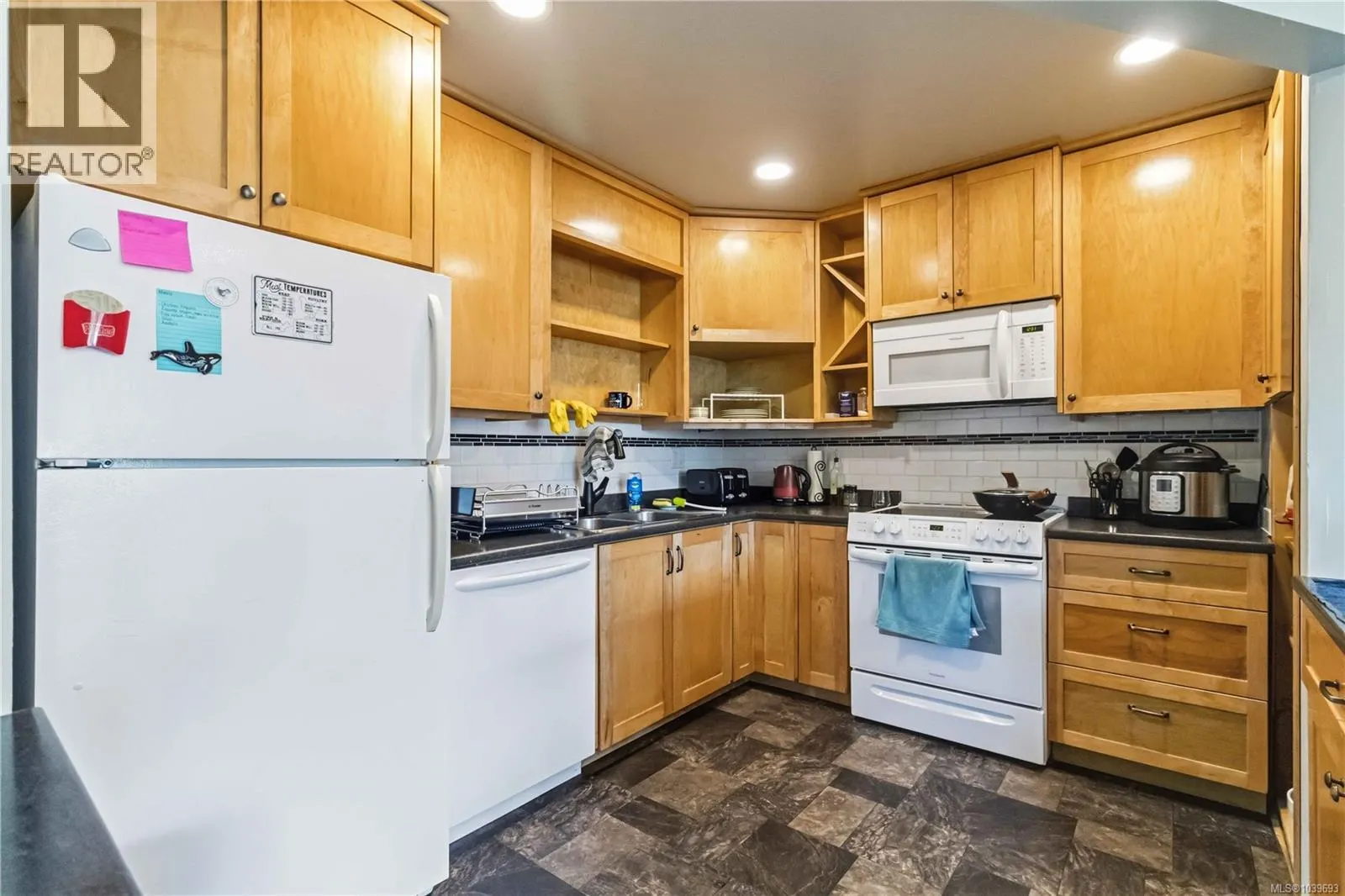 5480 Sooke Rd