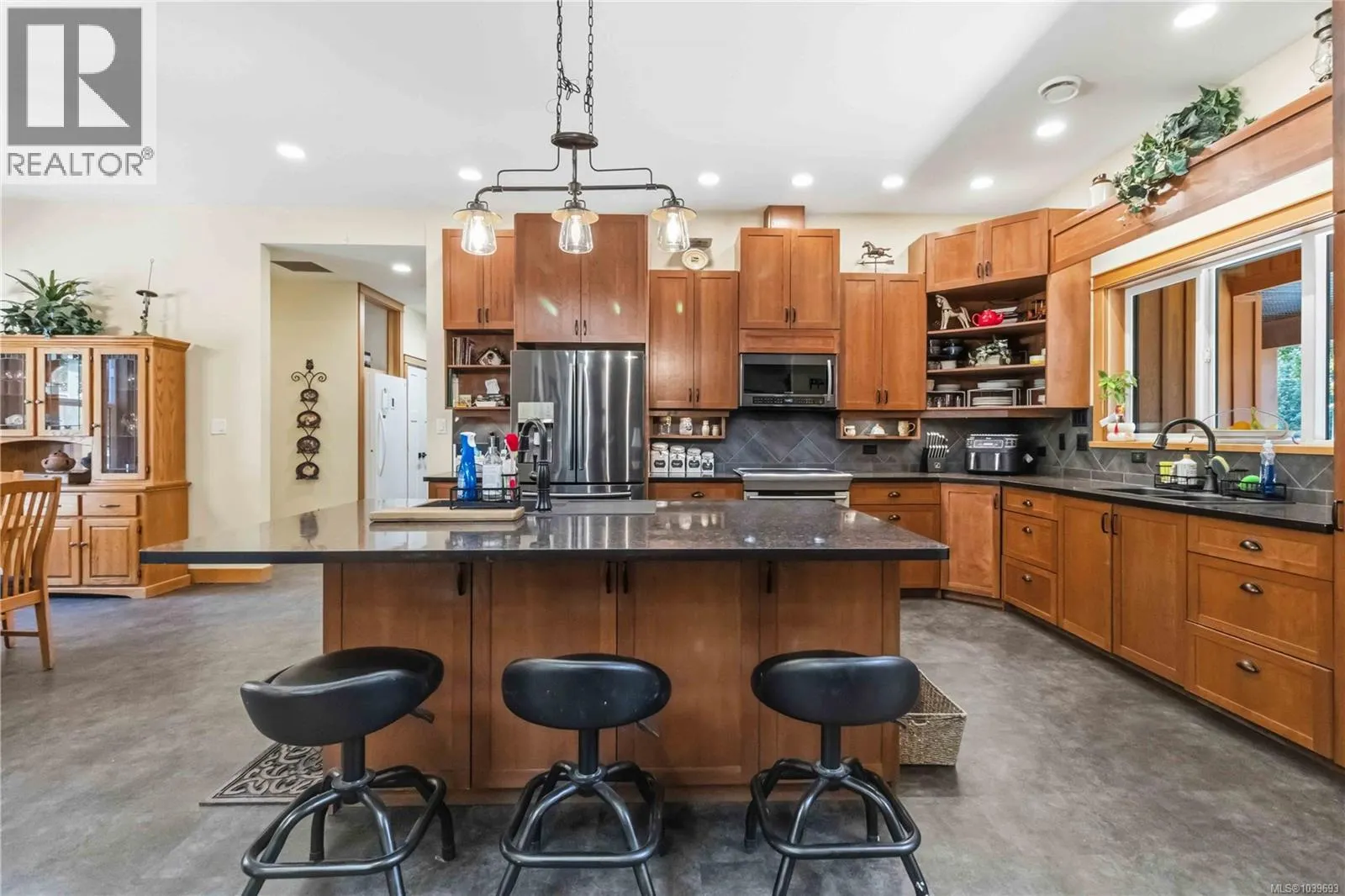 5480 Sooke Rd
