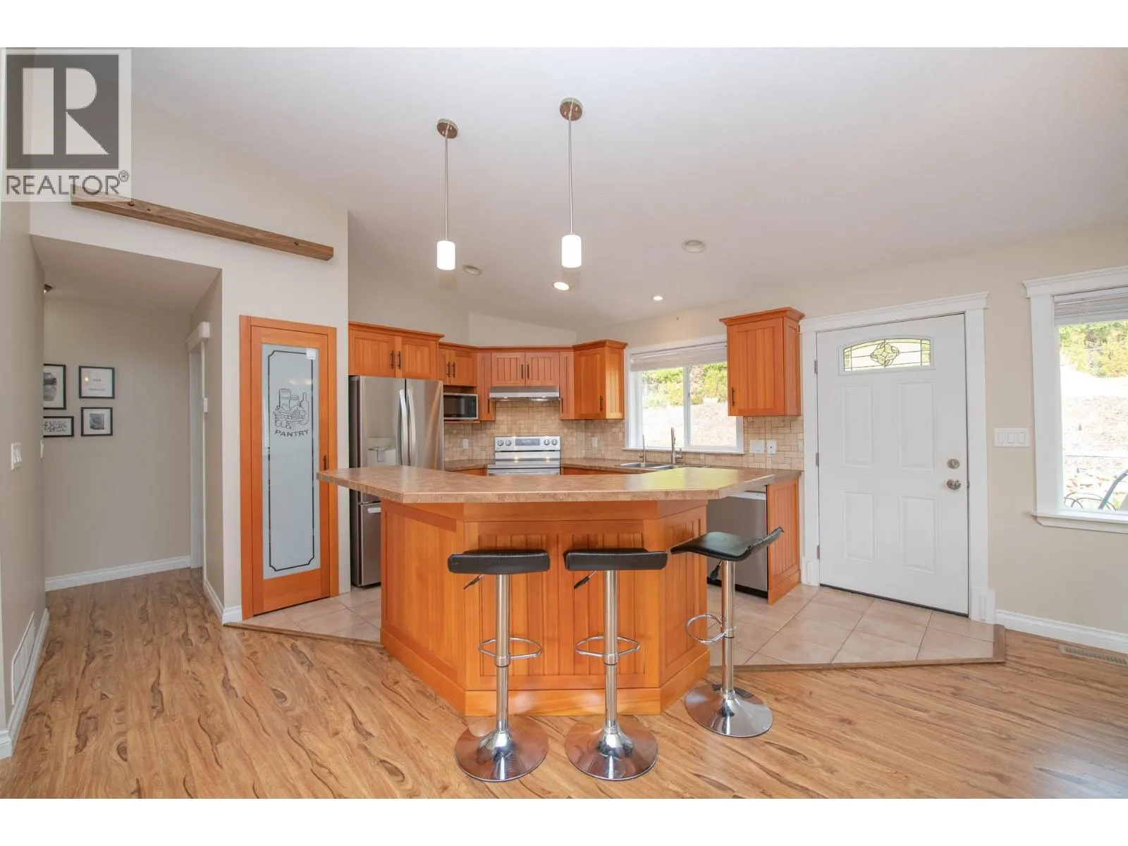 1808 Skyview Crescent
