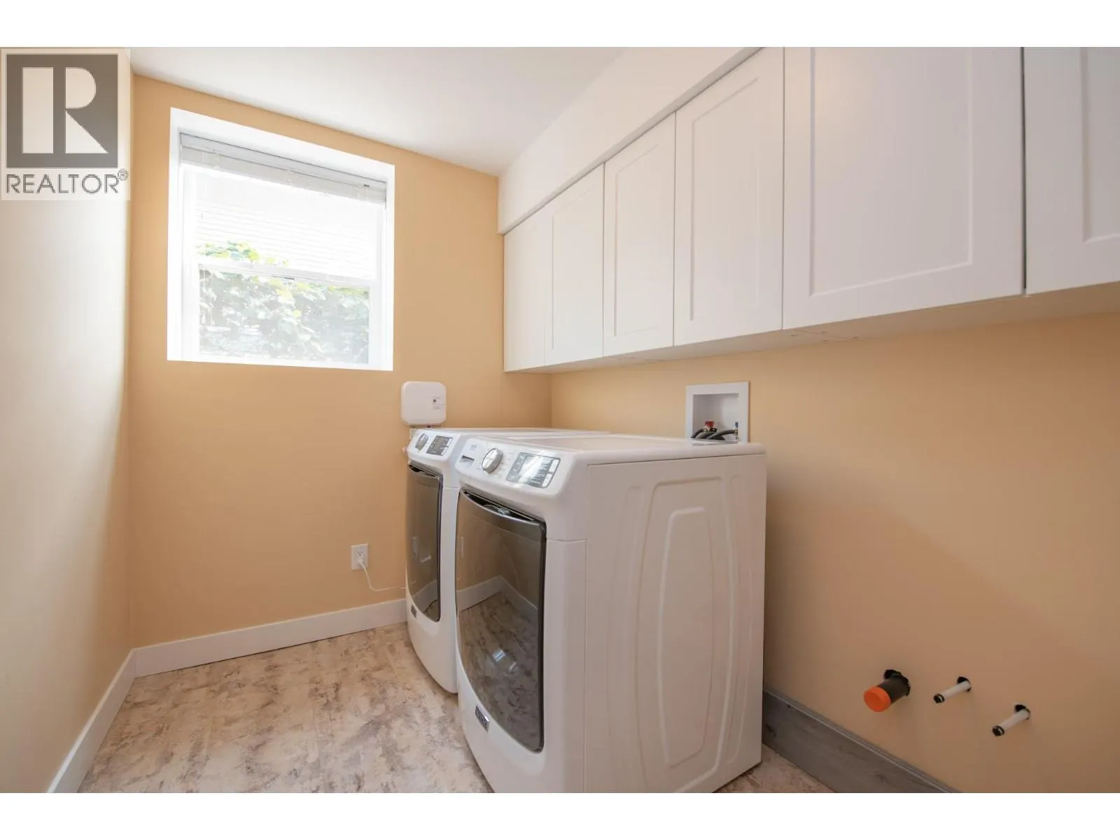 1808 Skyview Crescent