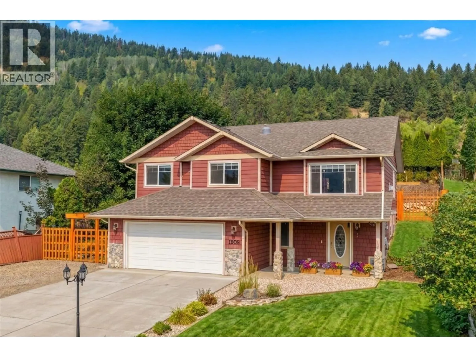 1808 Skyview Crescent