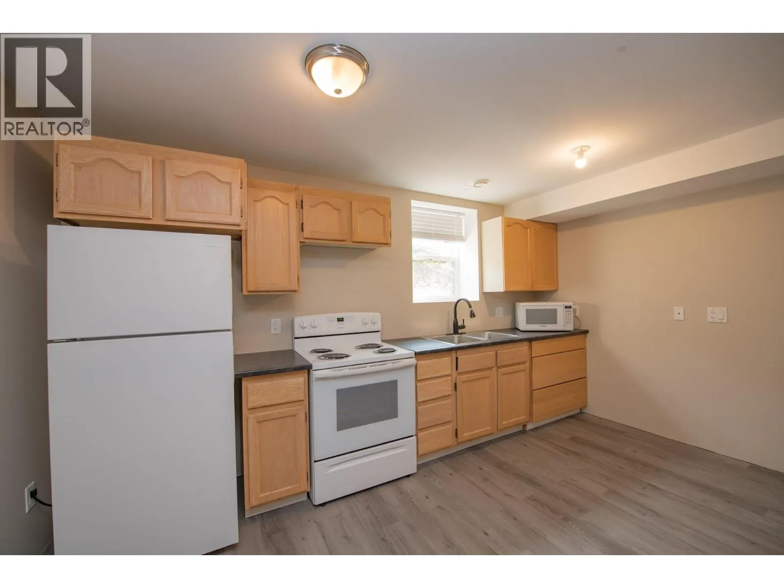 1808 Skyview Crescent