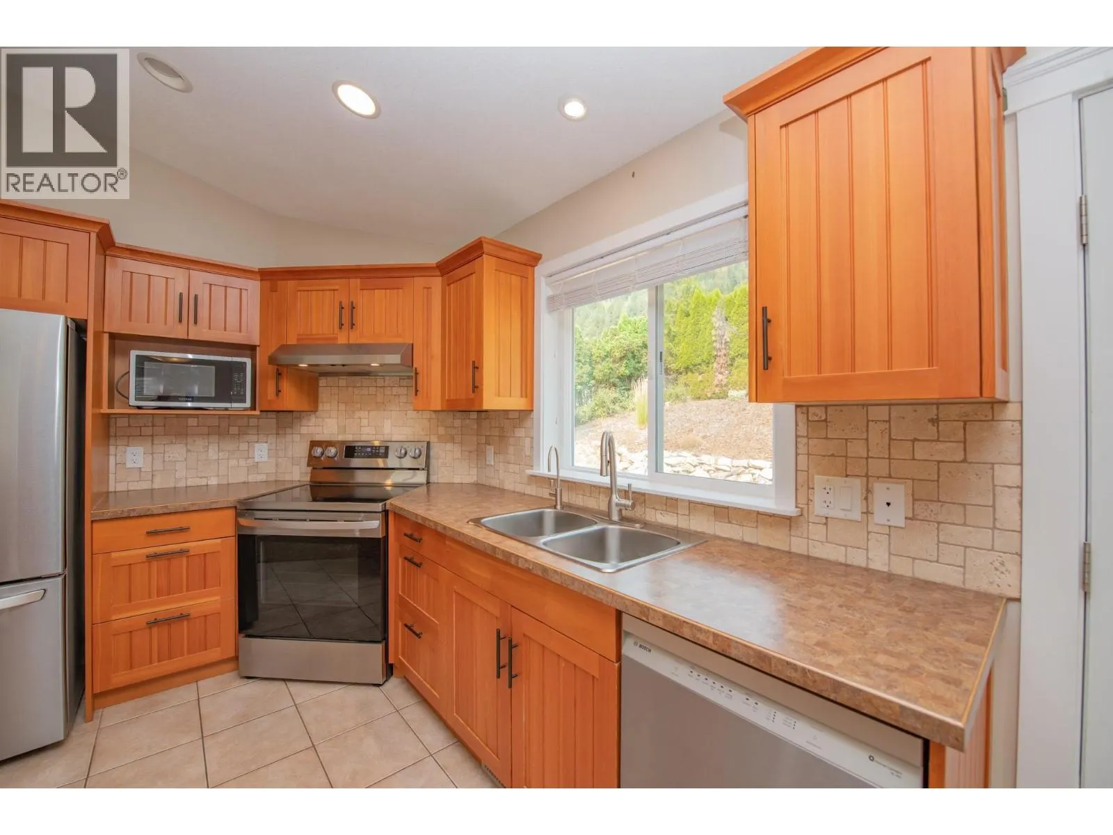 1808 Skyview Crescent