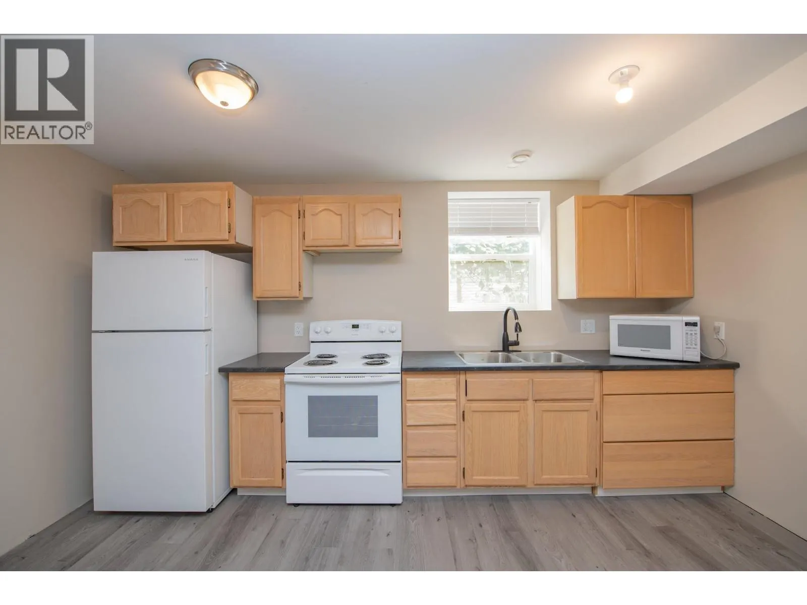 1808 Skyview Crescent