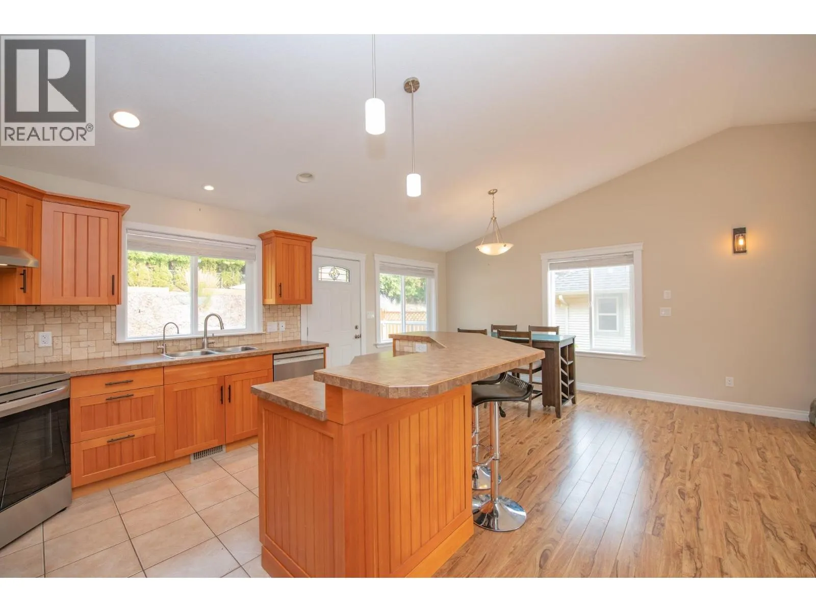 1808 Skyview Crescent