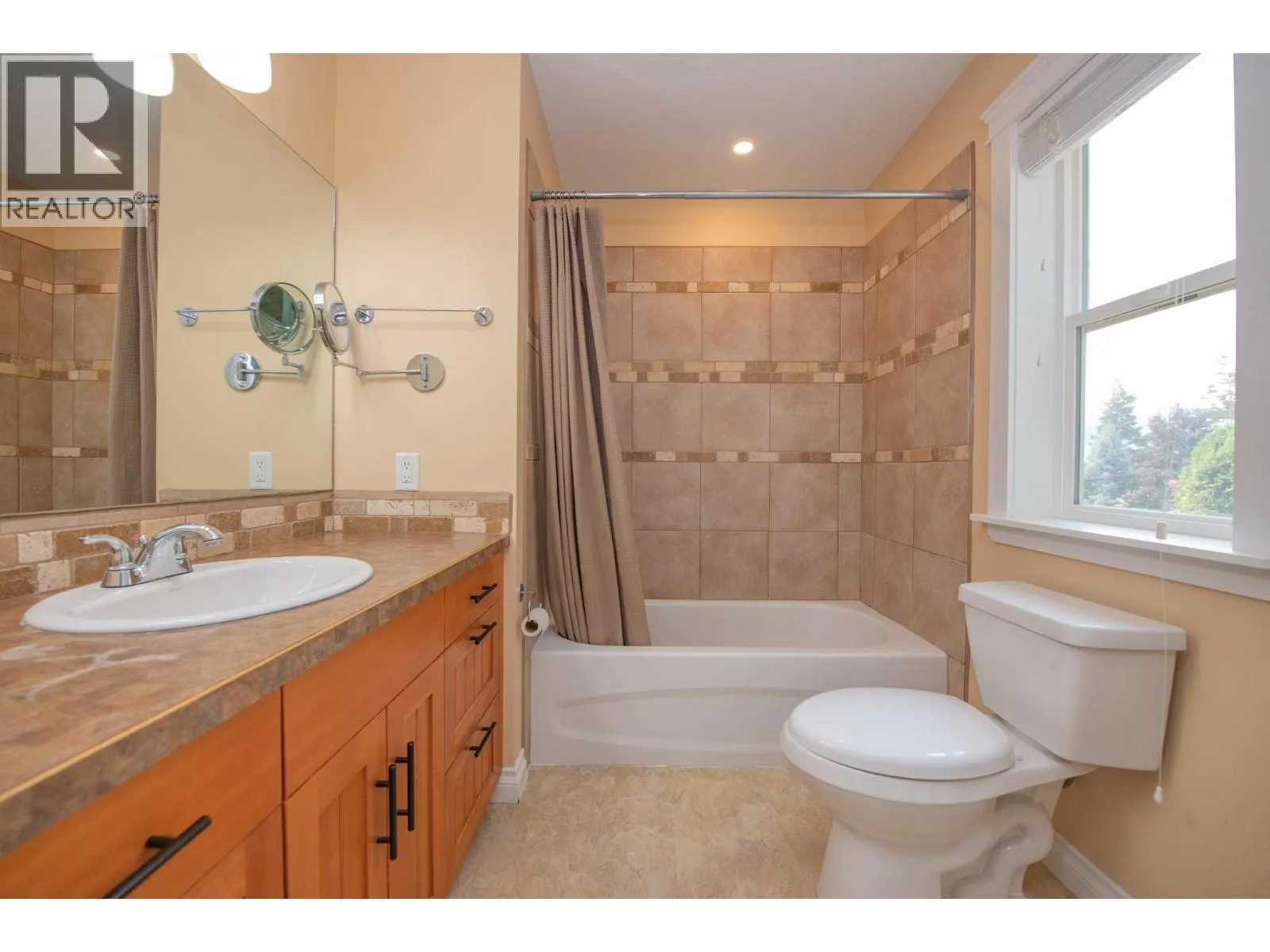 1808 Skyview Crescent