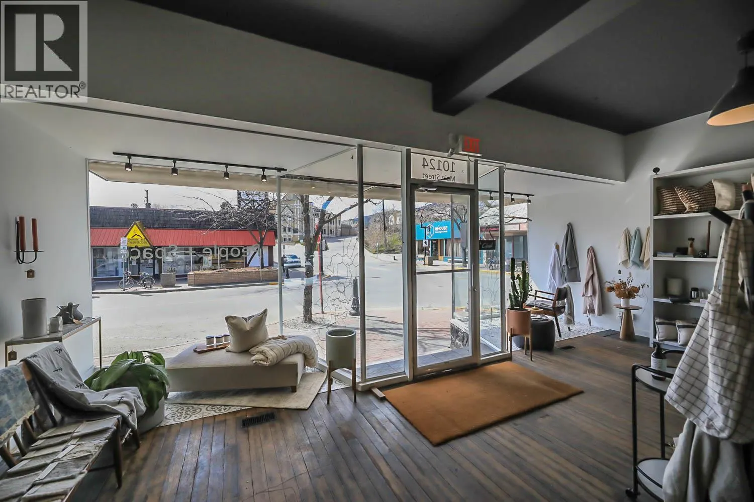 10122/24 MAIN Street