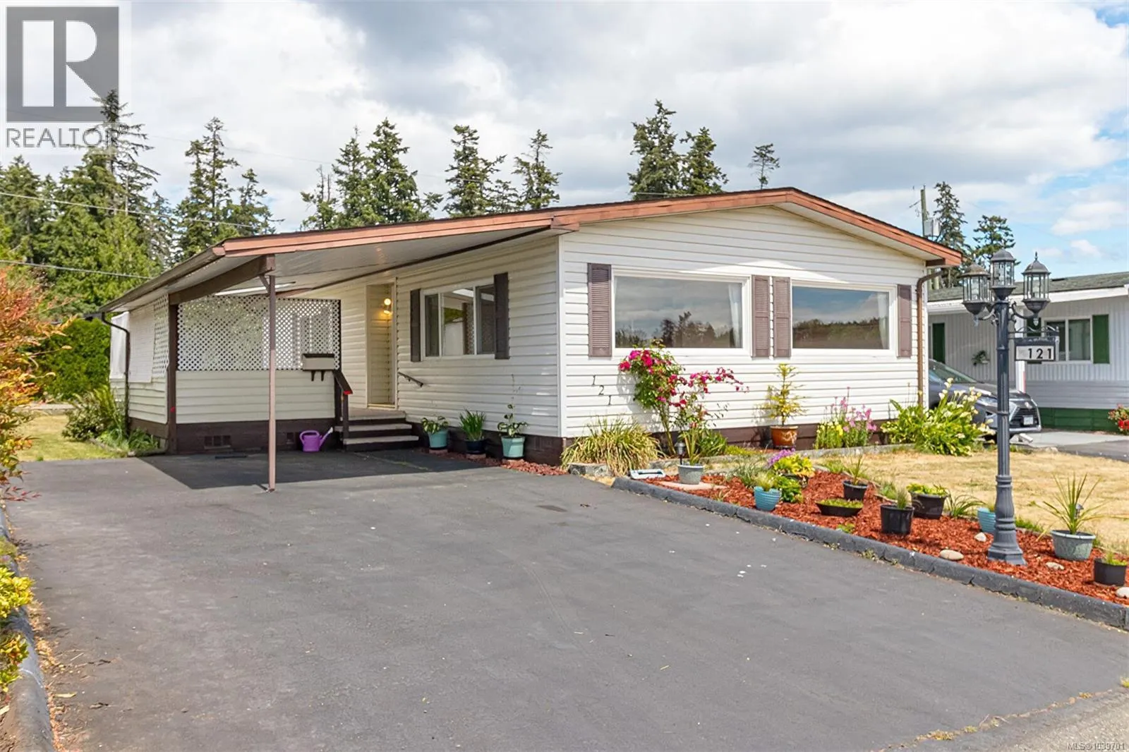 121 7701 Central Saanich Rd