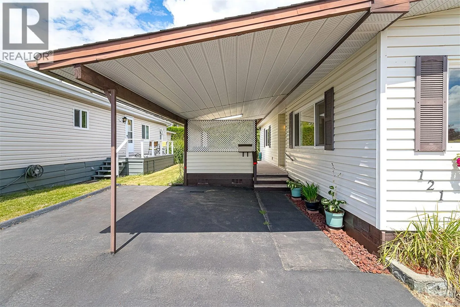 121 7701 Central Saanich Rd