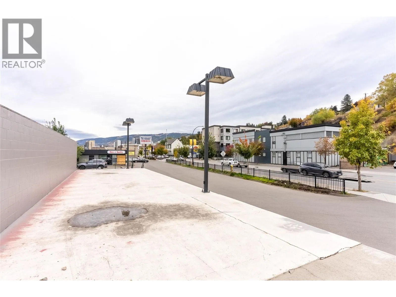 260 VICTORIA Street W