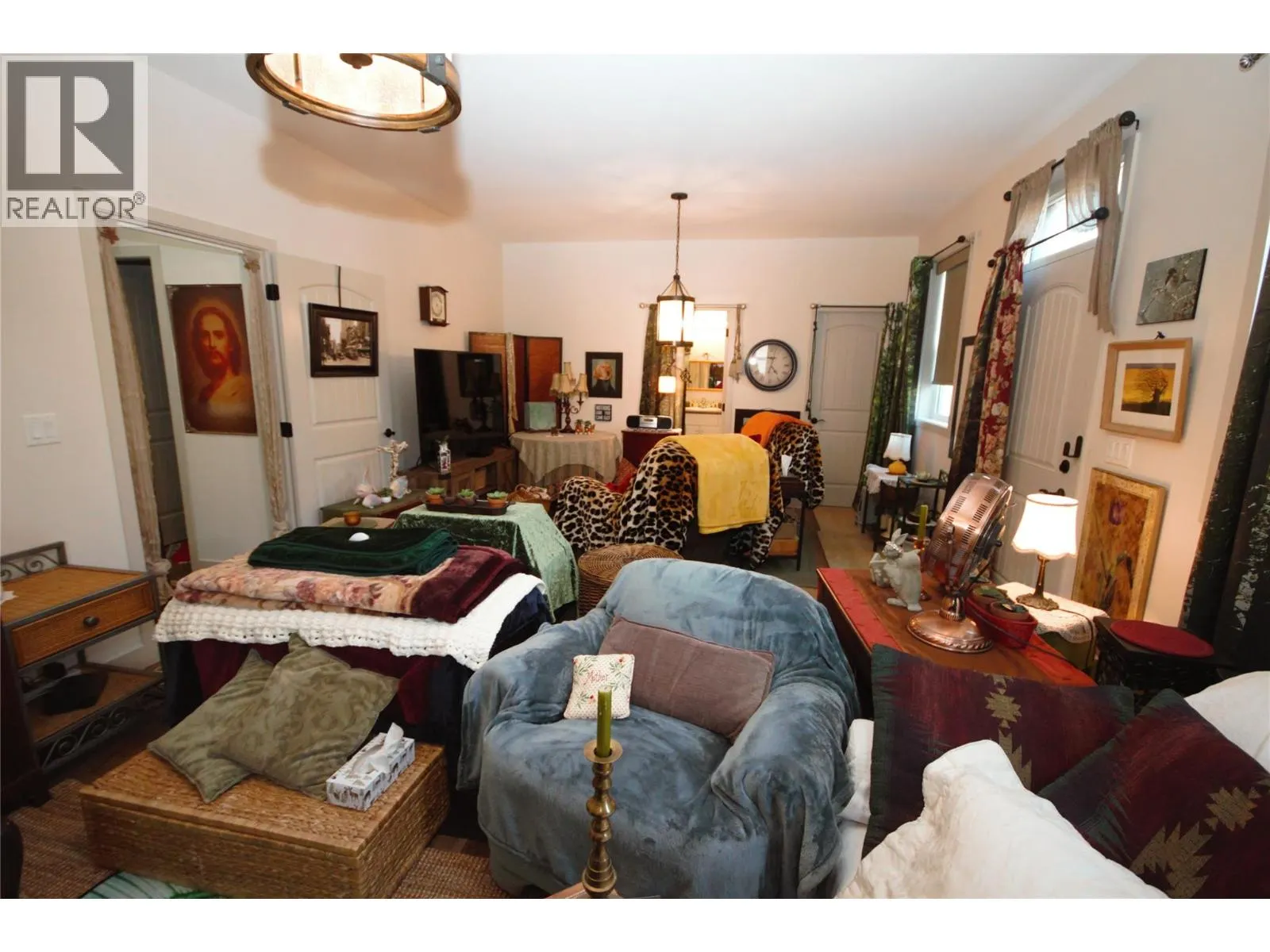 6941 MEADOWS Drive