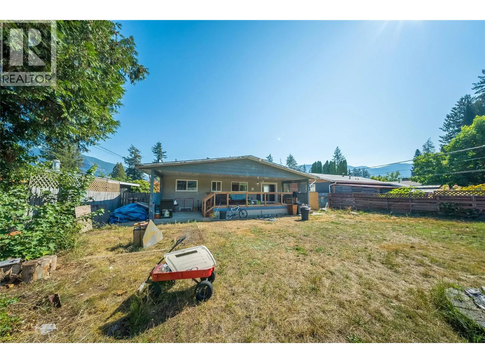 1684 RIDGEWOOD Drive