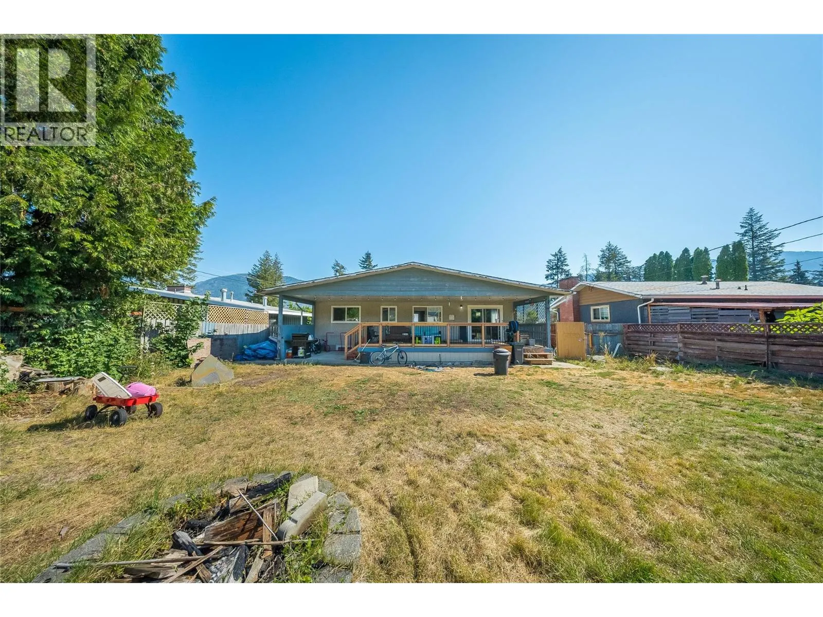 1684 RIDGEWOOD Drive