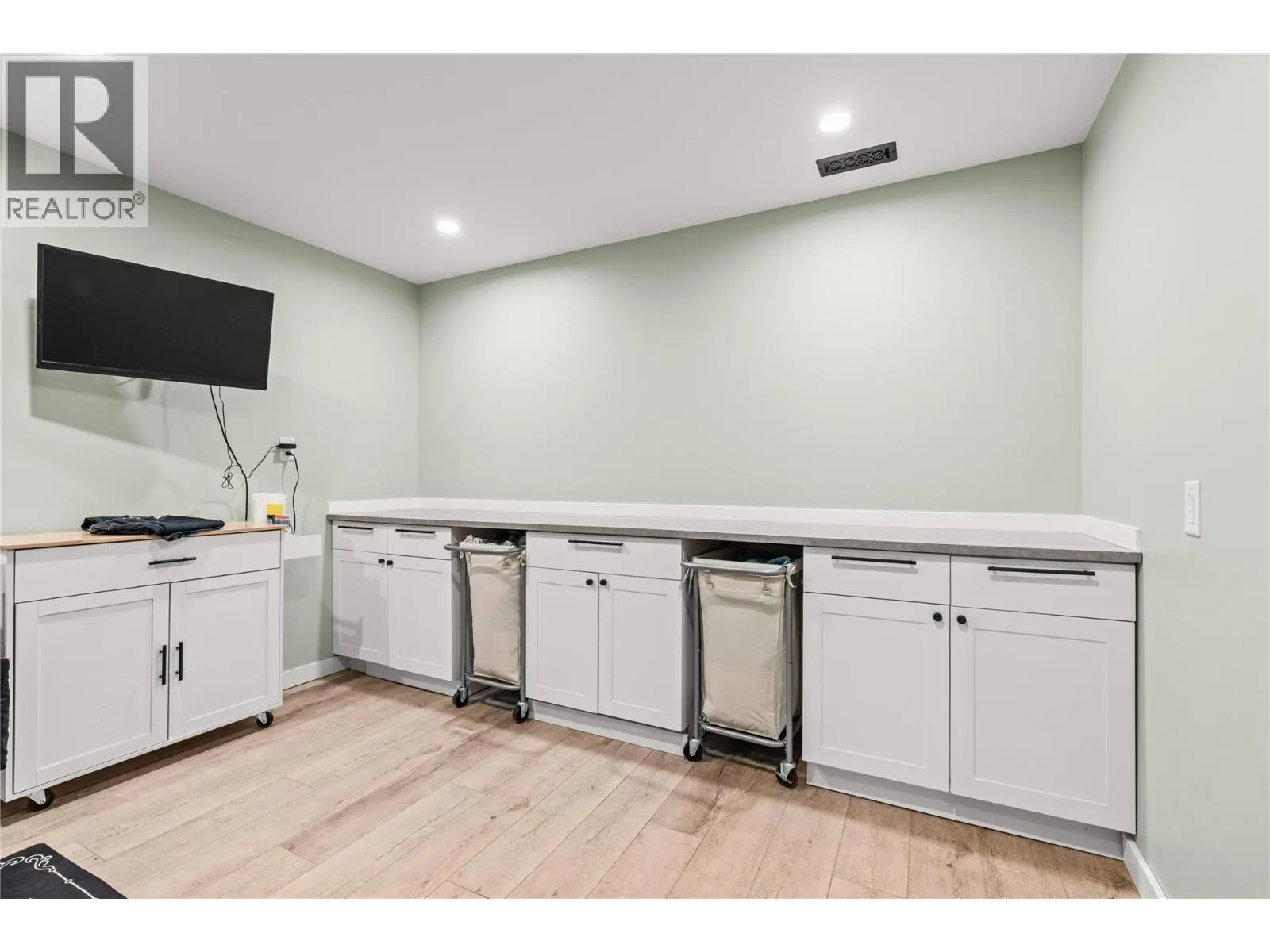 3925 Highland Park Crescent