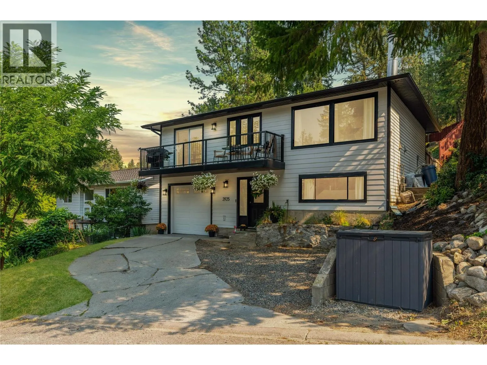 3925 Highland Park Crescent
