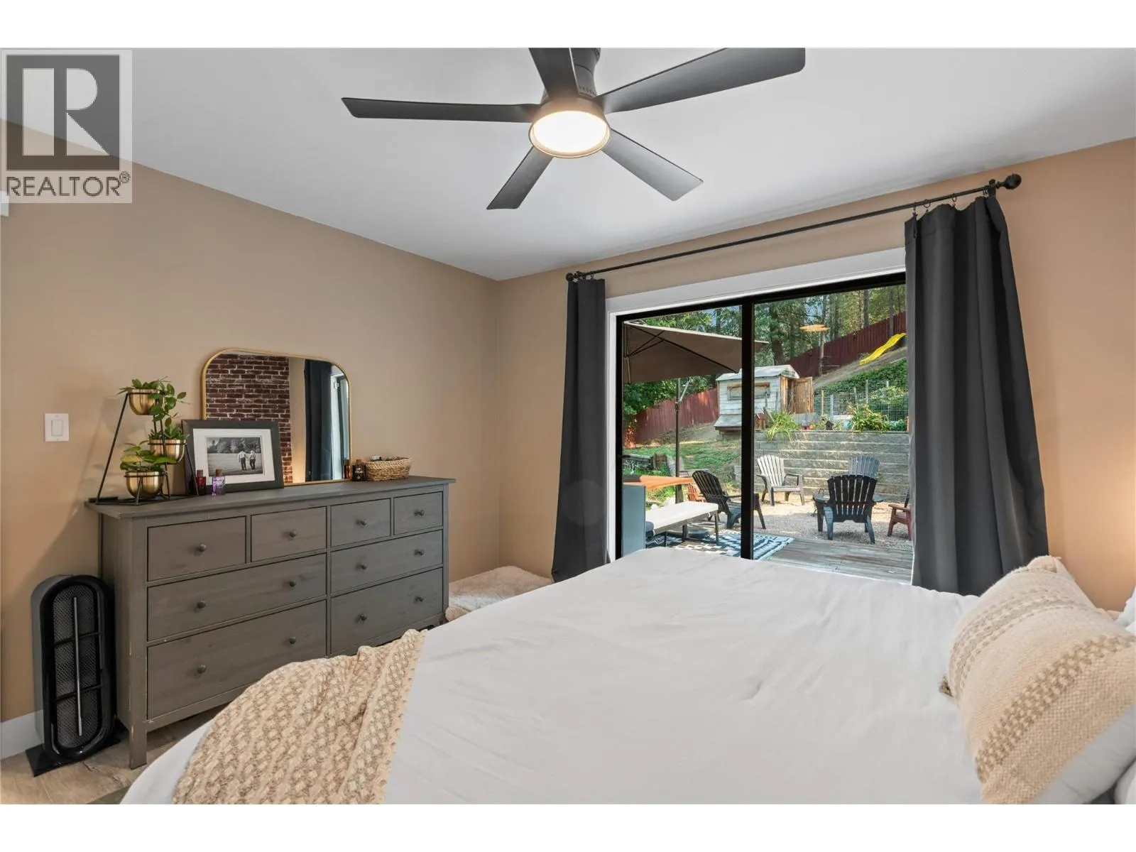 3925 Highland Park Crescent