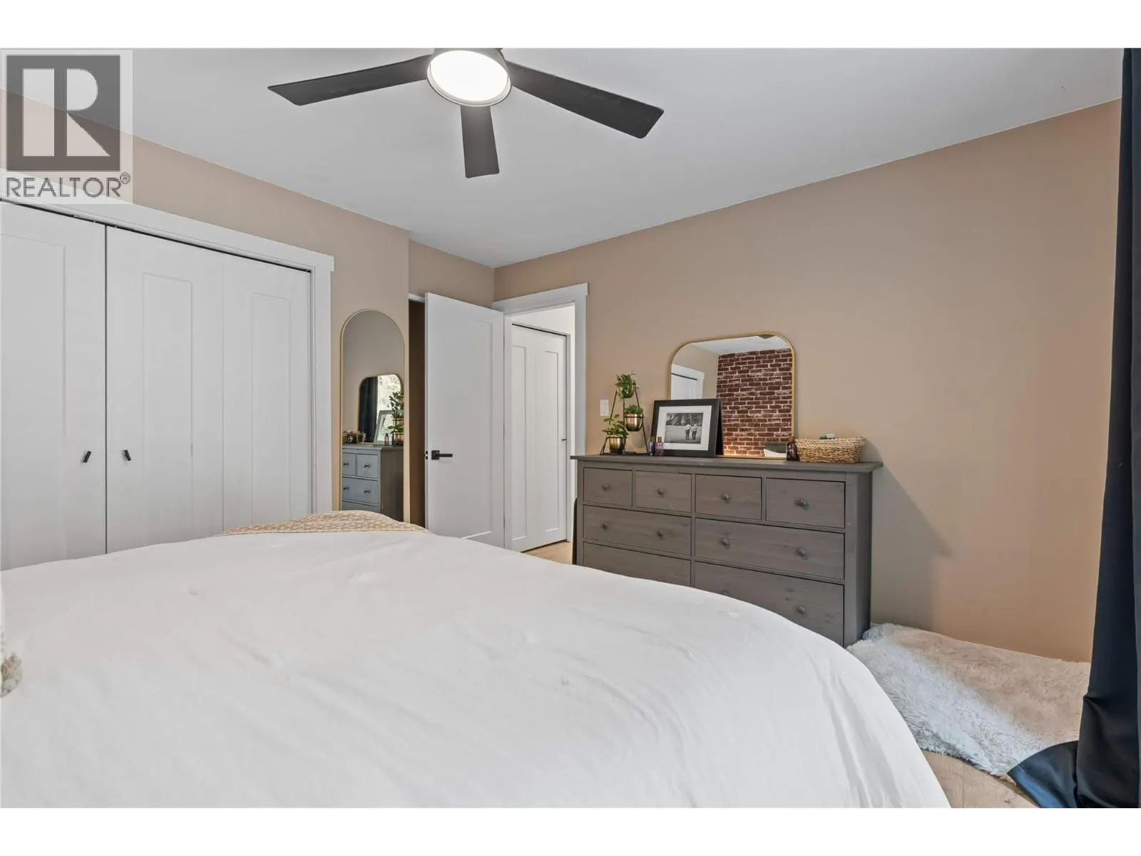 3925 Highland Park Crescent