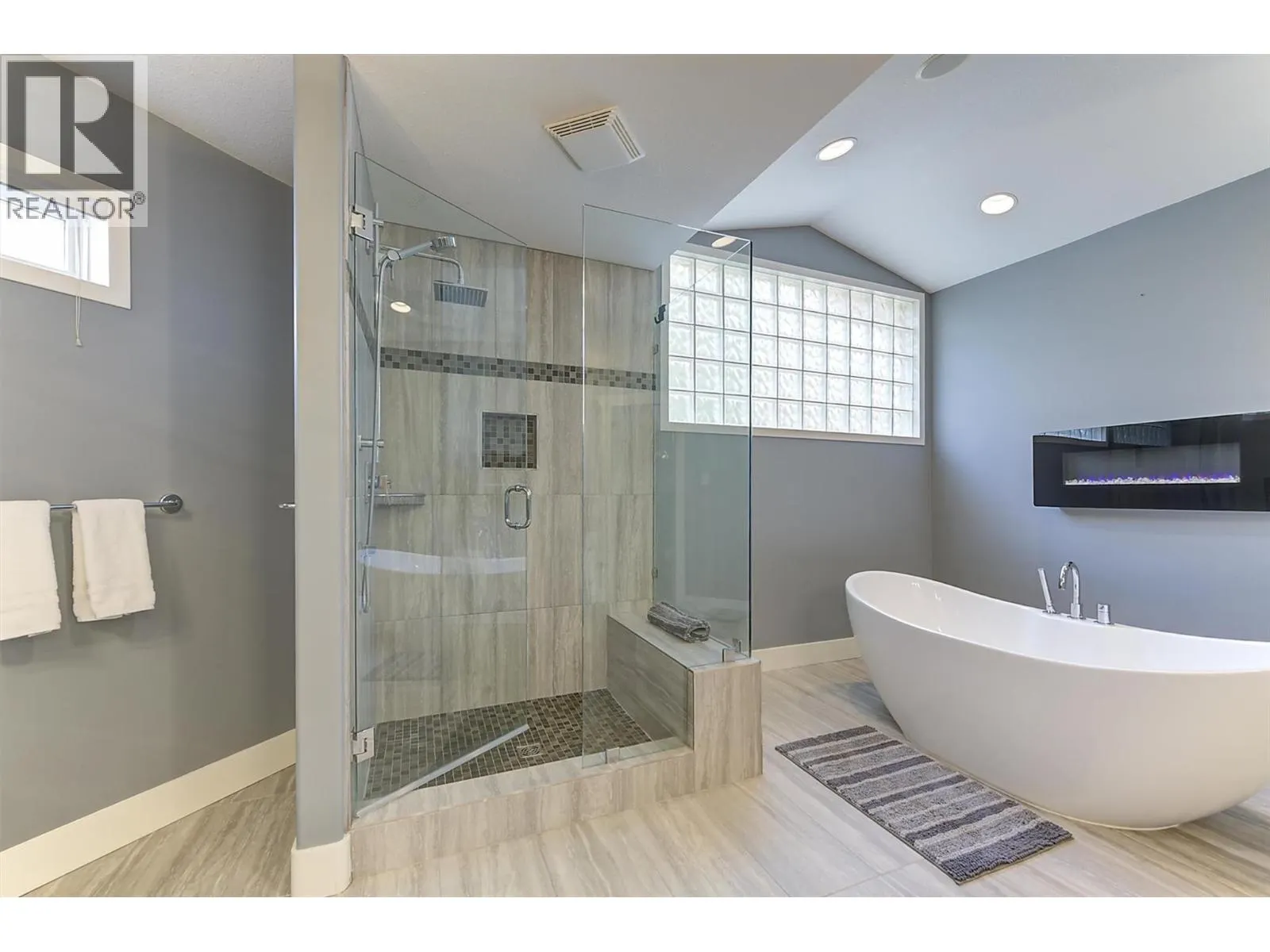 2296 Lillooet Crescent