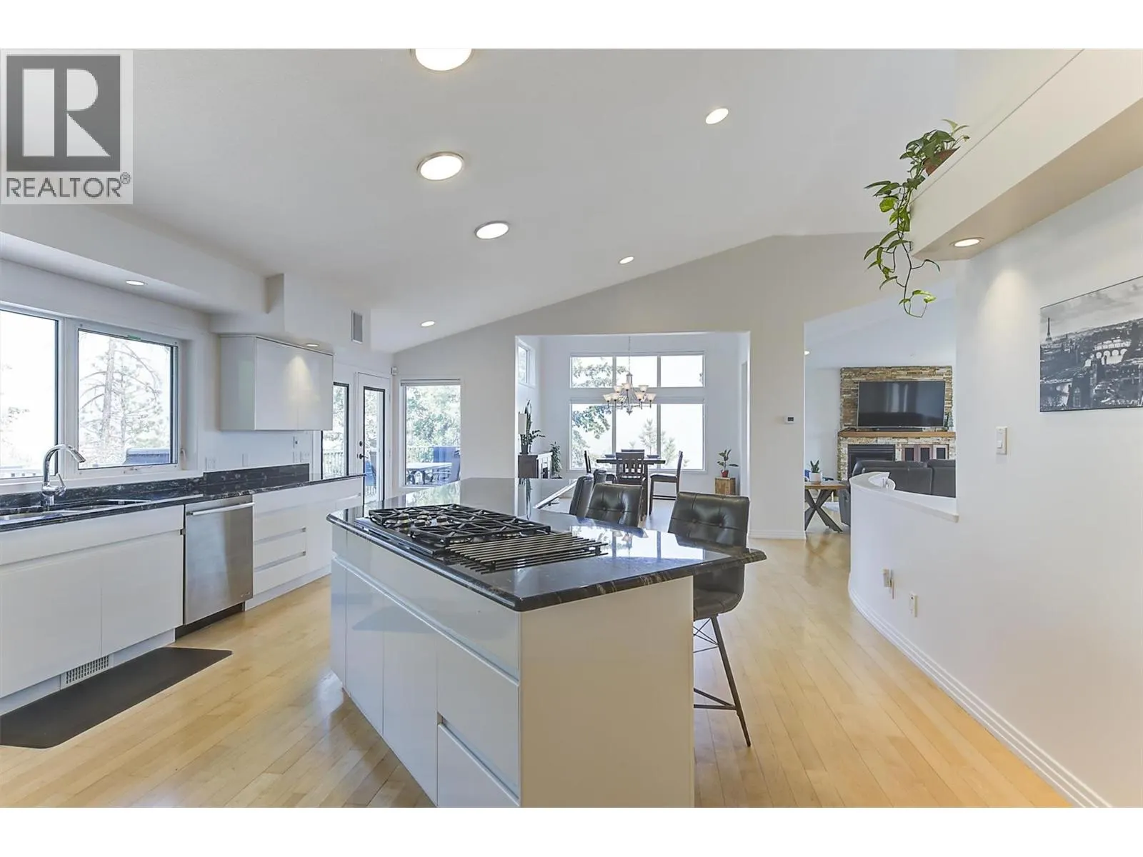 2296 Lillooet Crescent