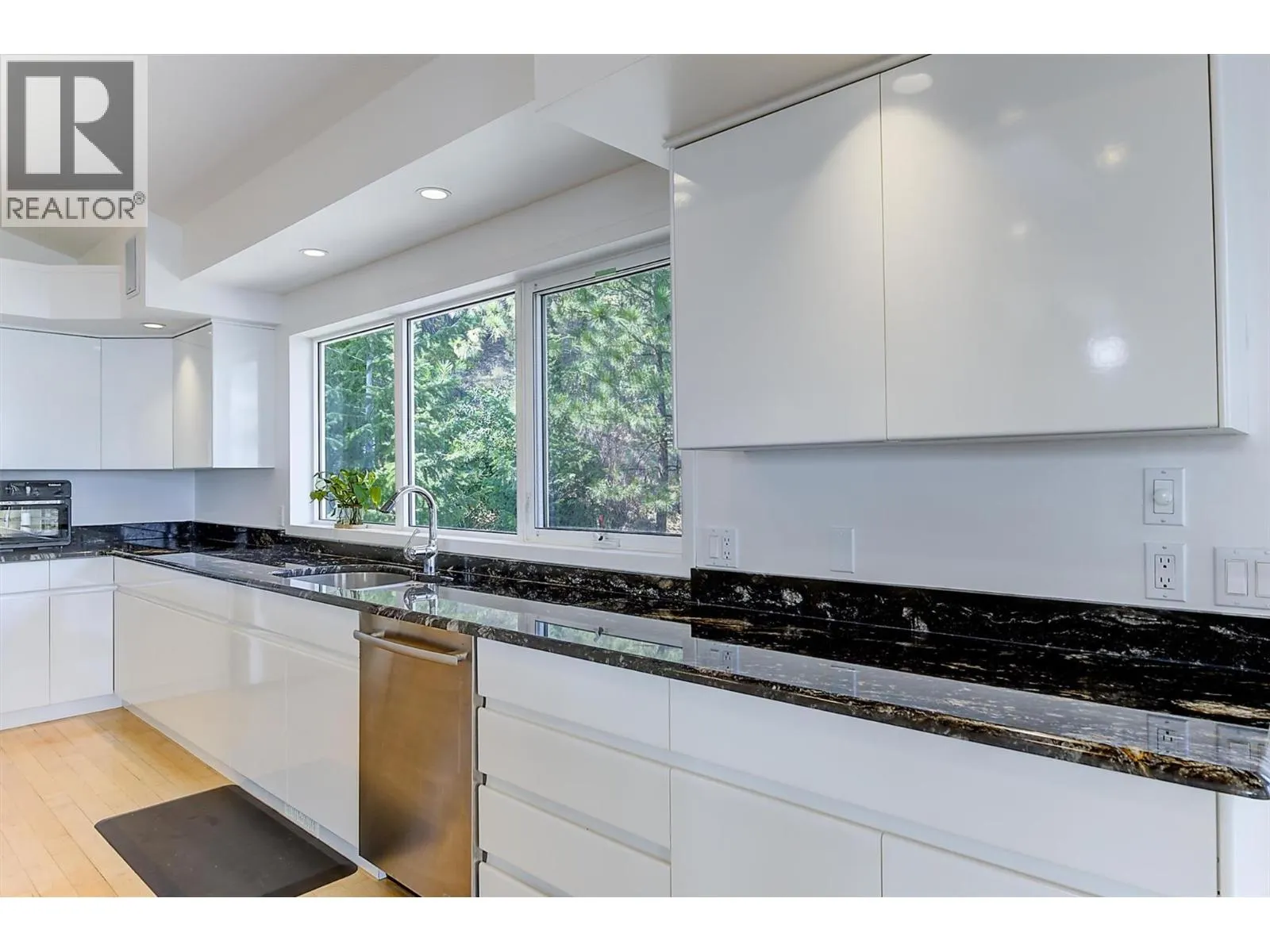 2296 Lillooet Crescent