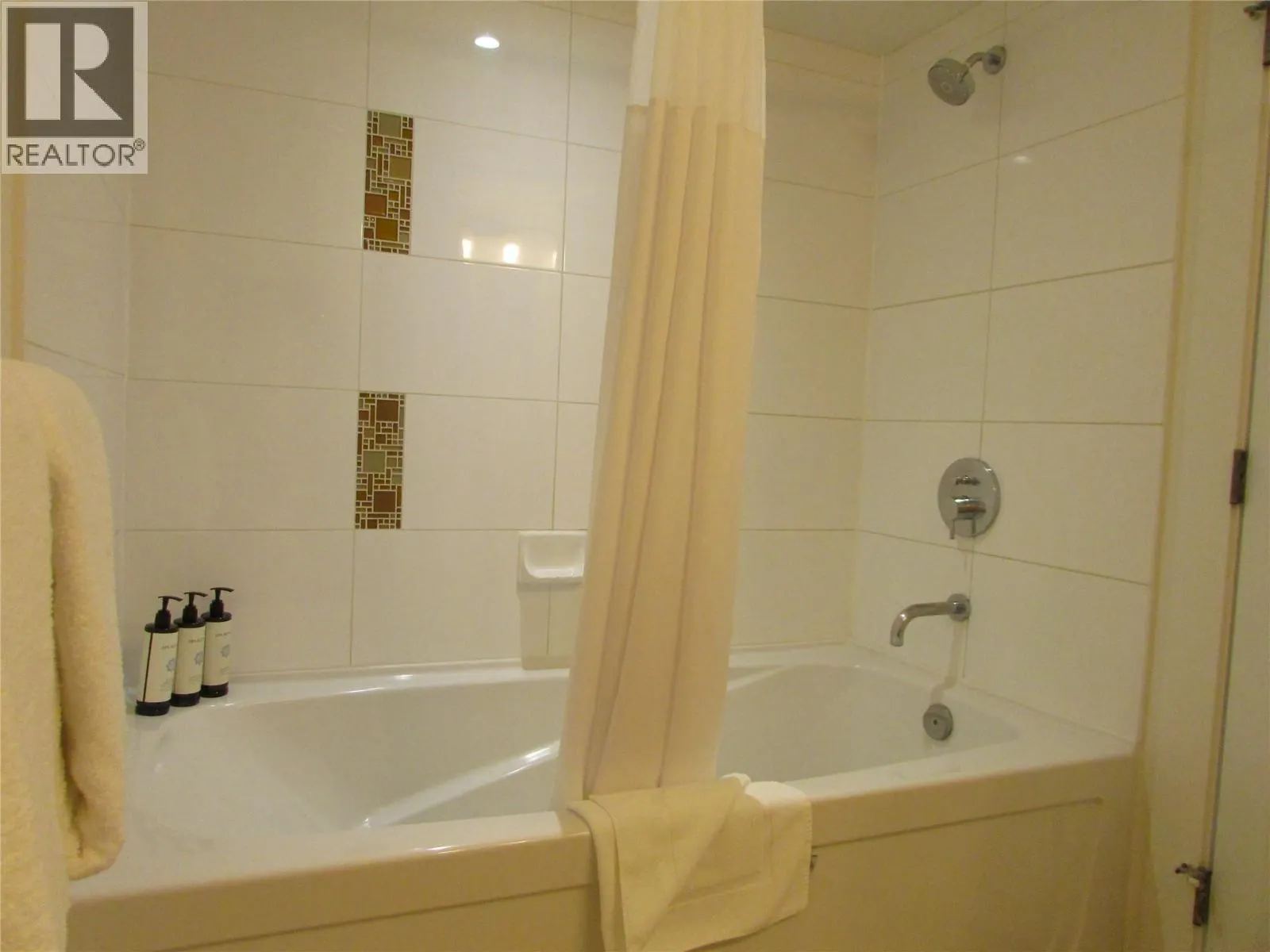 4200 LAKESHORE Drive Unit# 332