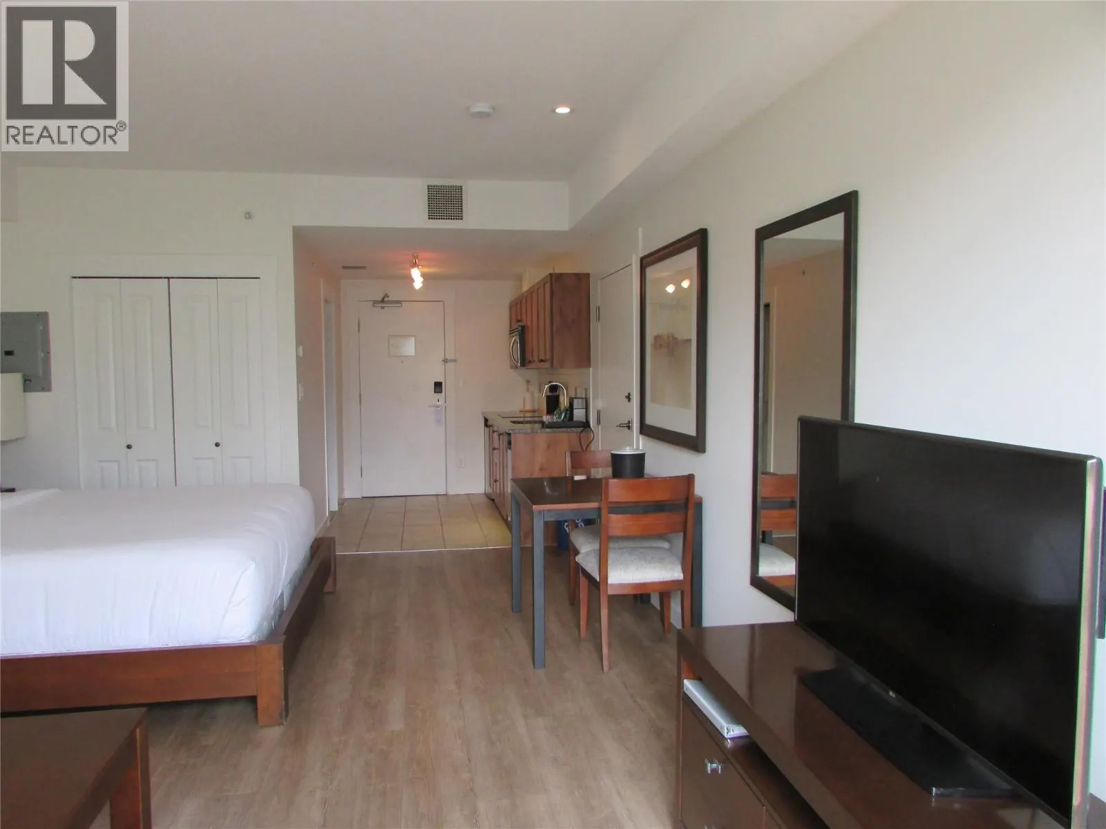 4200 LAKESHORE Drive Unit# 332