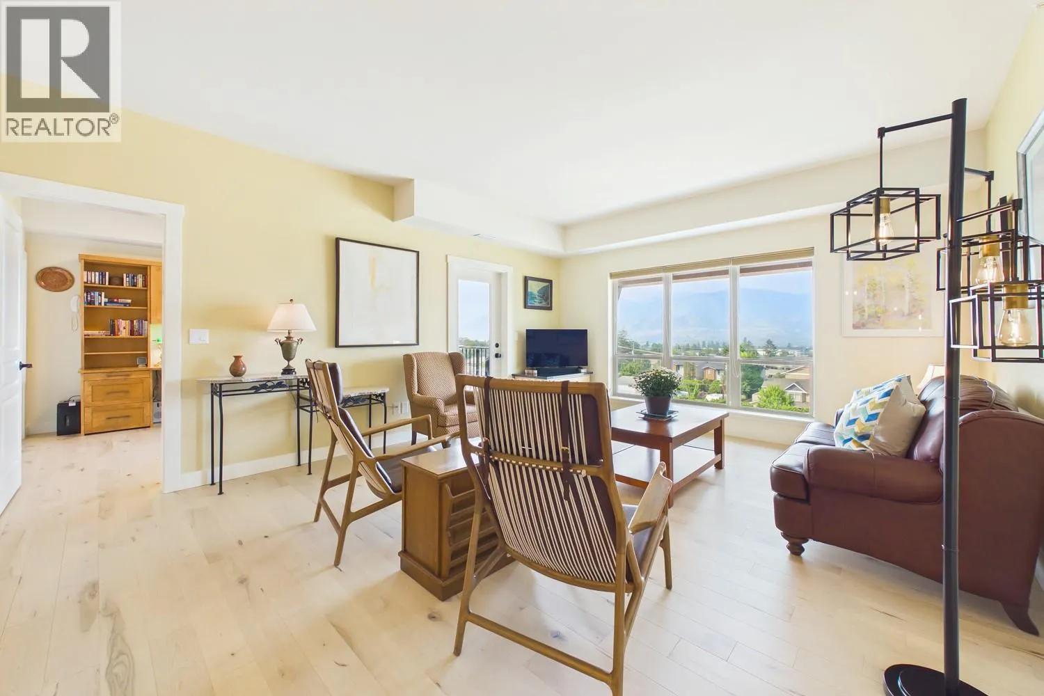 873 FORESTBROOK Drive Unit# 404