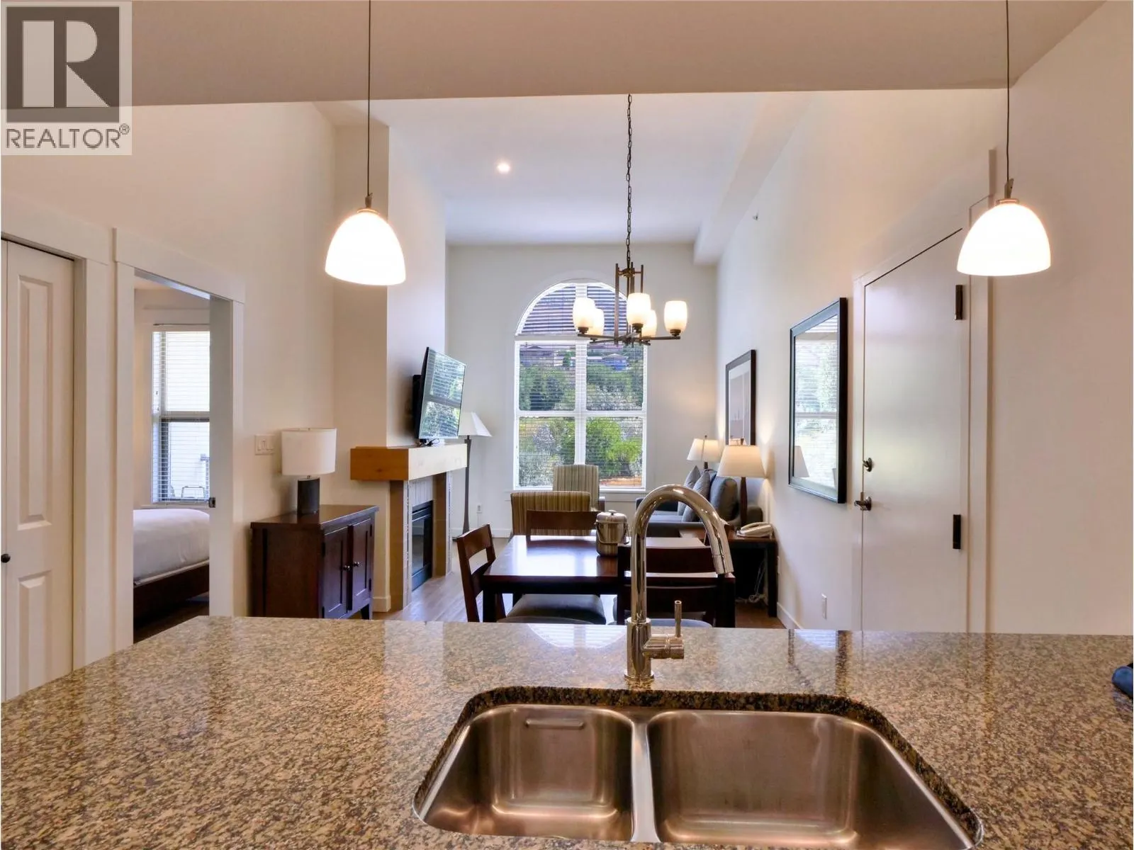 4200 LAKESHORE Drive Unit# 334