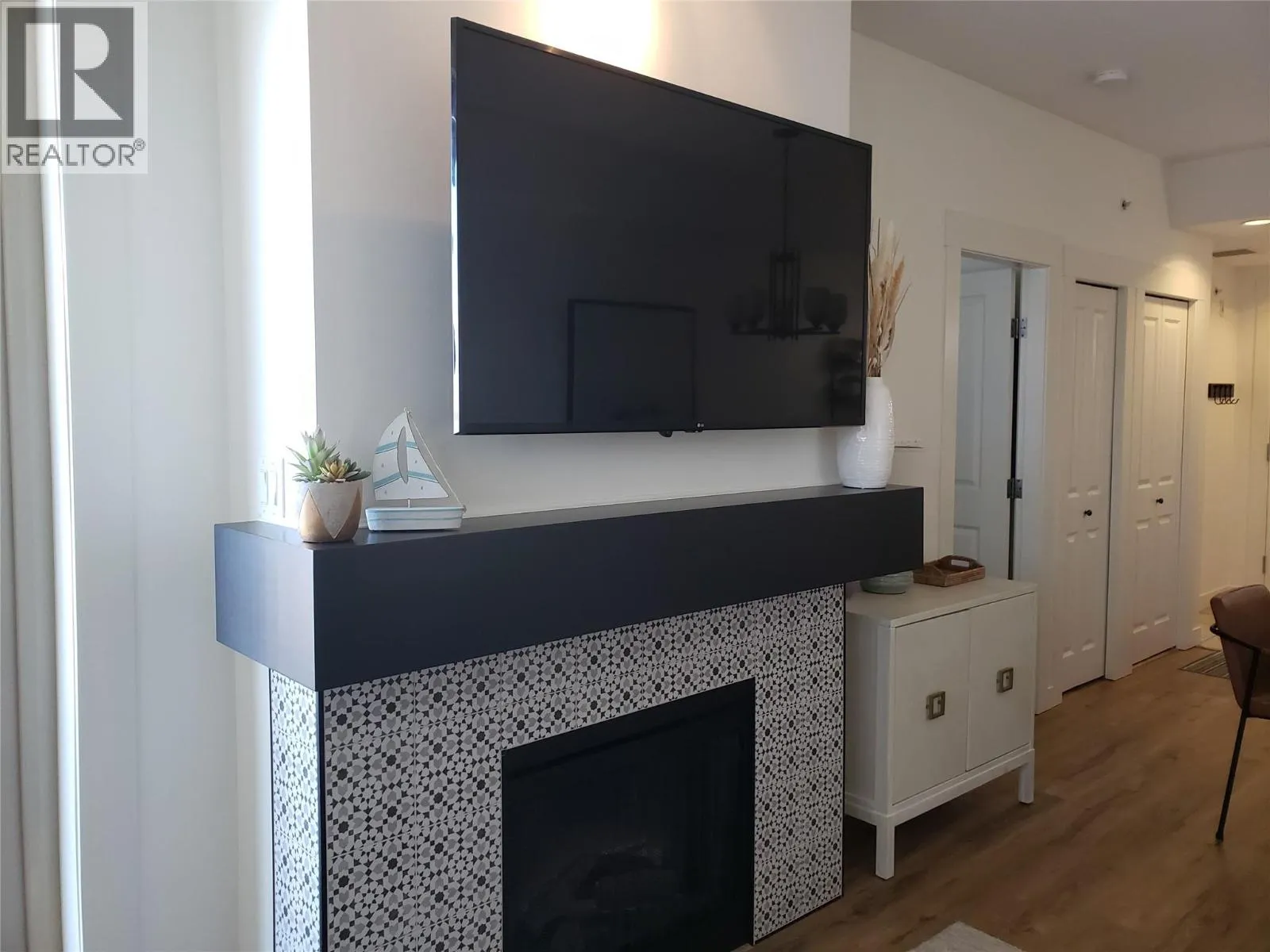 4200 LAKESHORE Drive Unit# 329