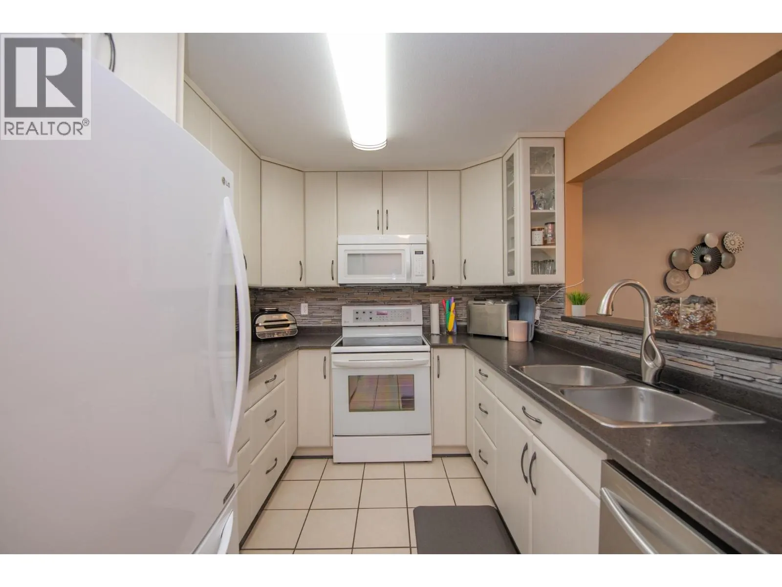 1607 43 Avenue Unit# 202