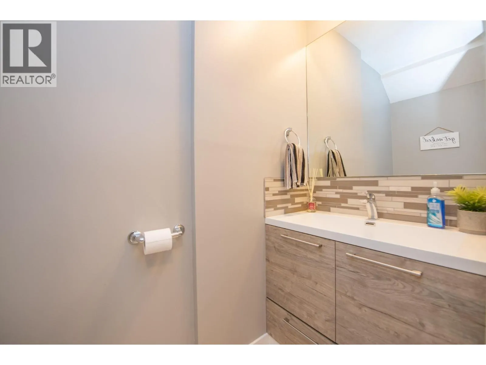 1607 43 Avenue Unit# 202