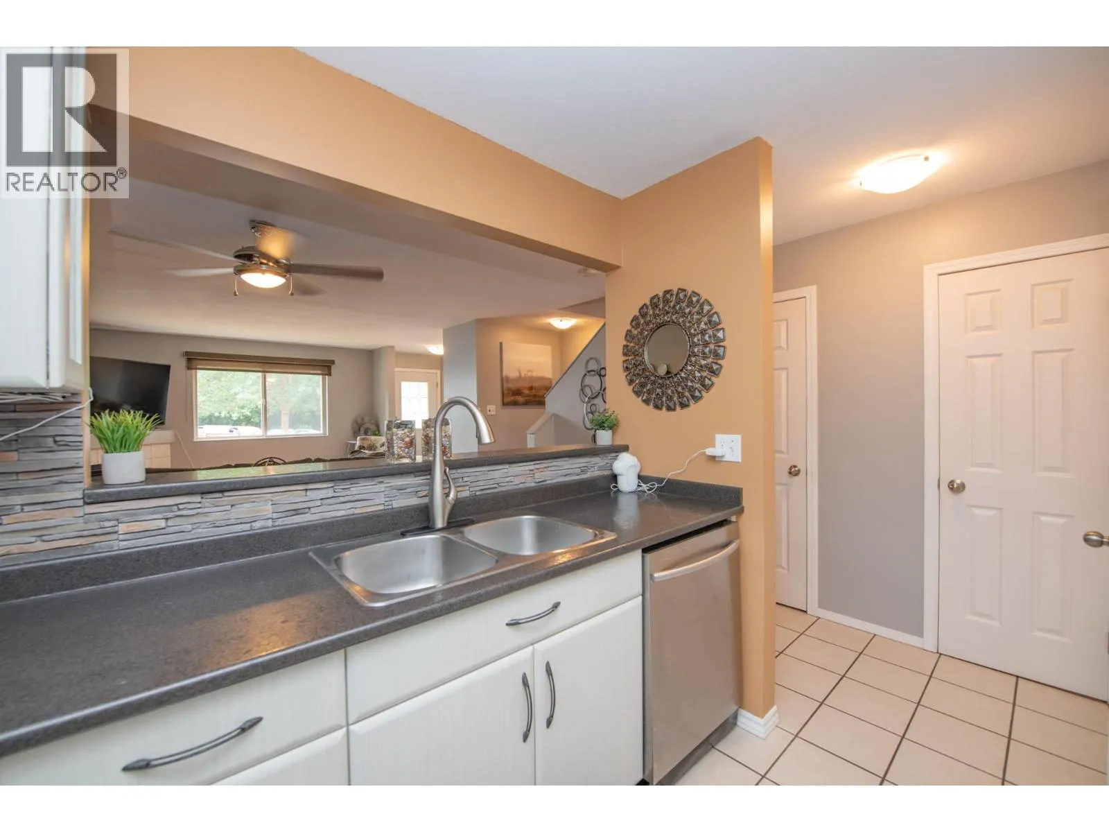 1607 43 Avenue Unit# 202
