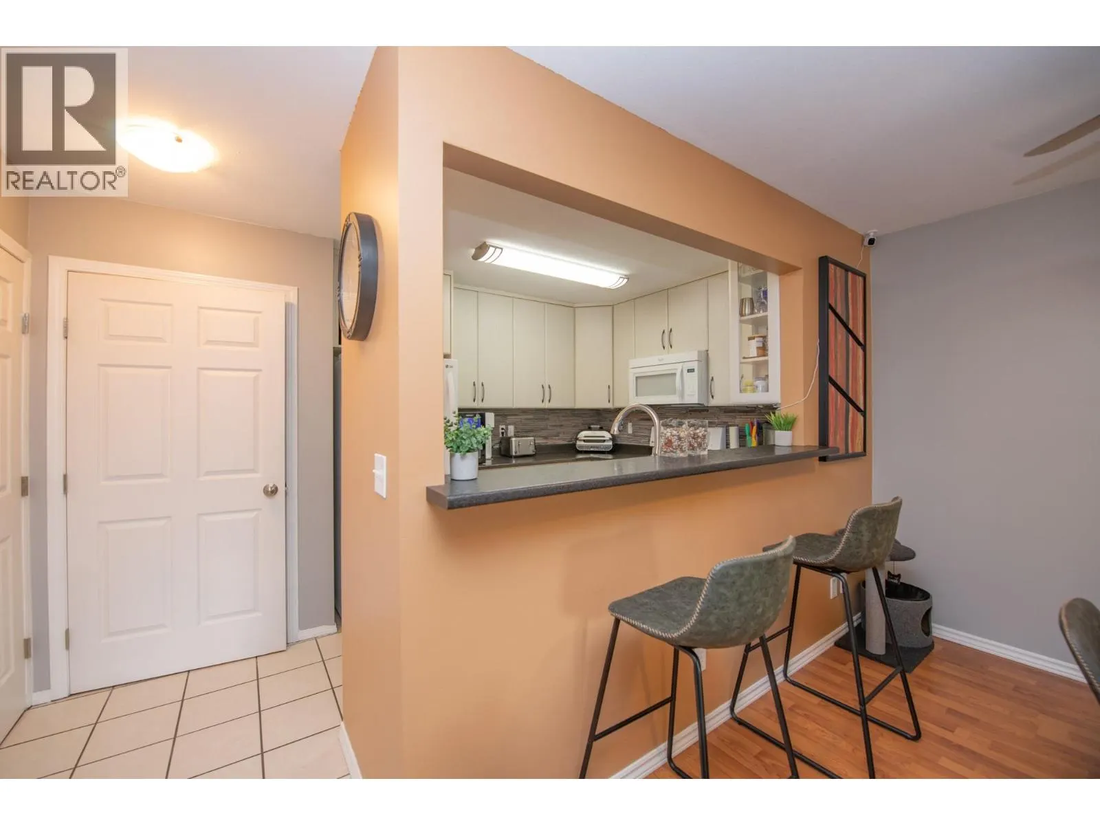 1607 43 Avenue Unit# 202