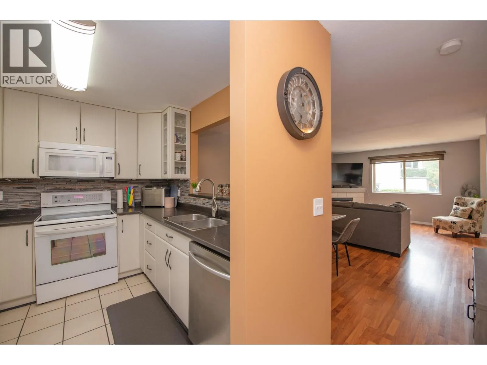1607 43 Avenue Unit# 202