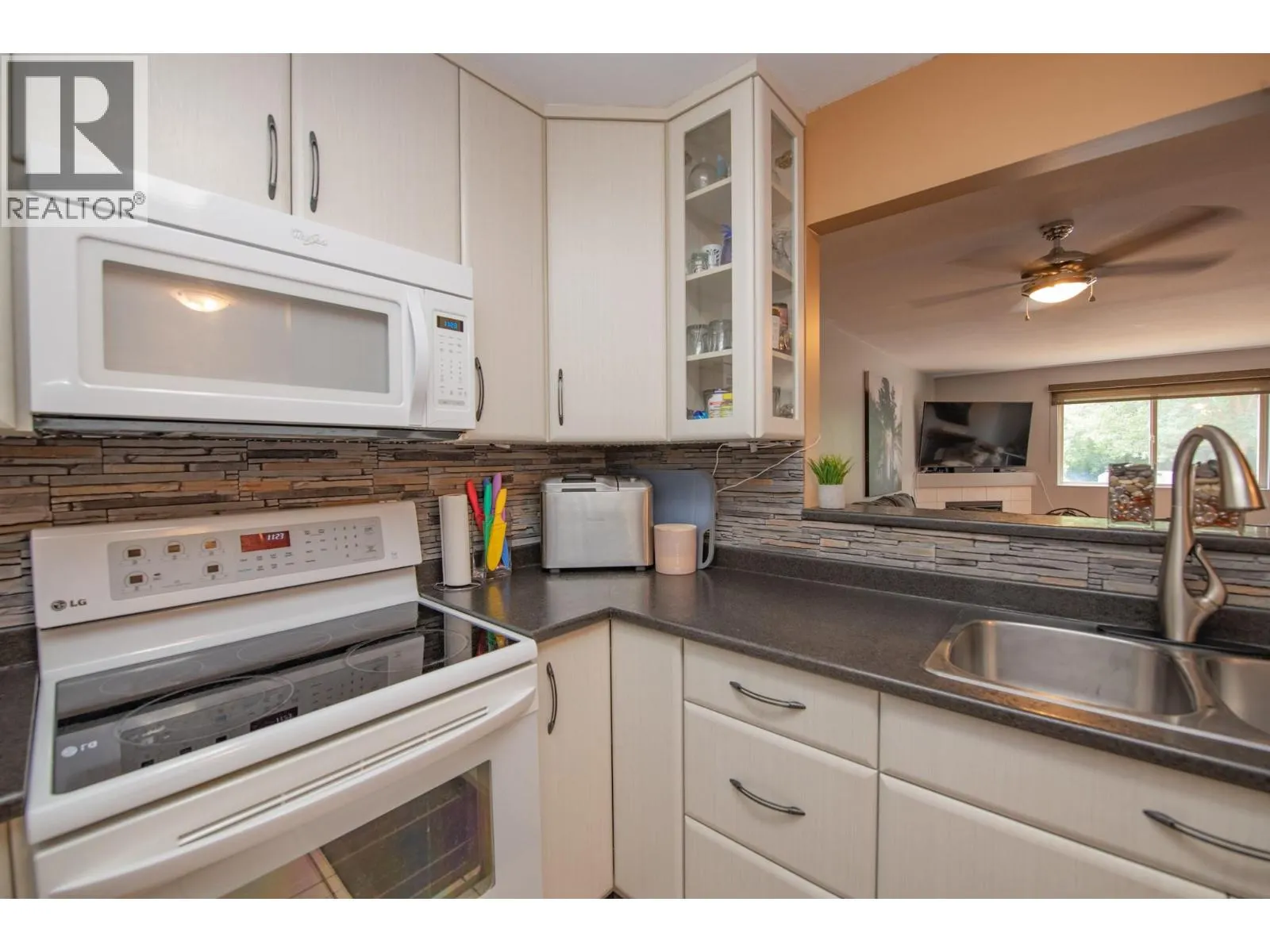 1607 43 Avenue Unit# 202