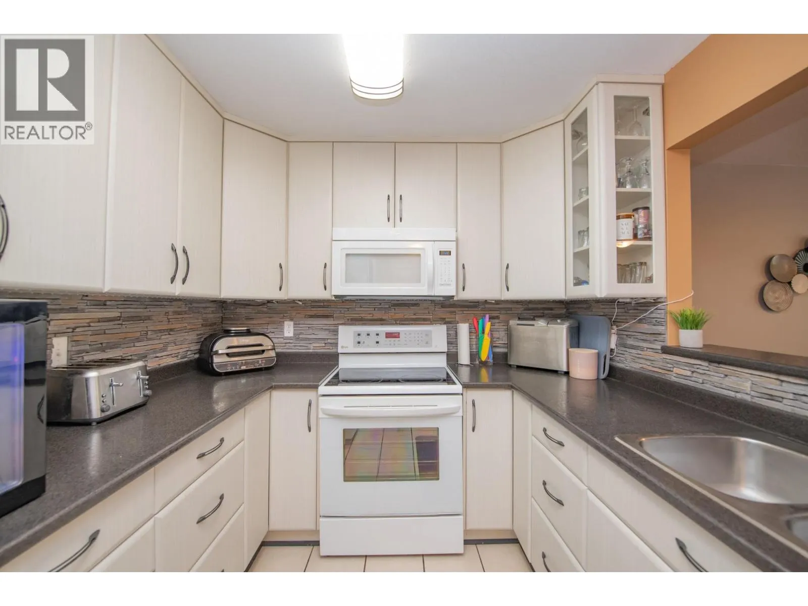 1607 43 Avenue Unit# 202