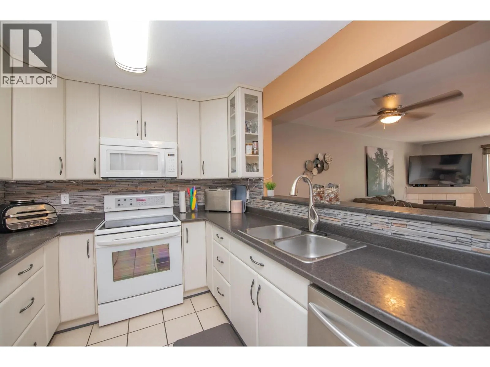 1607 43 Avenue Unit# 202