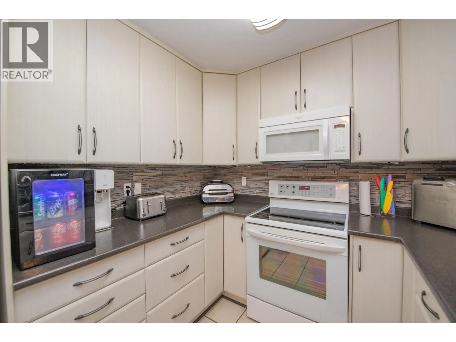 1607 43 Avenue Unit# 202