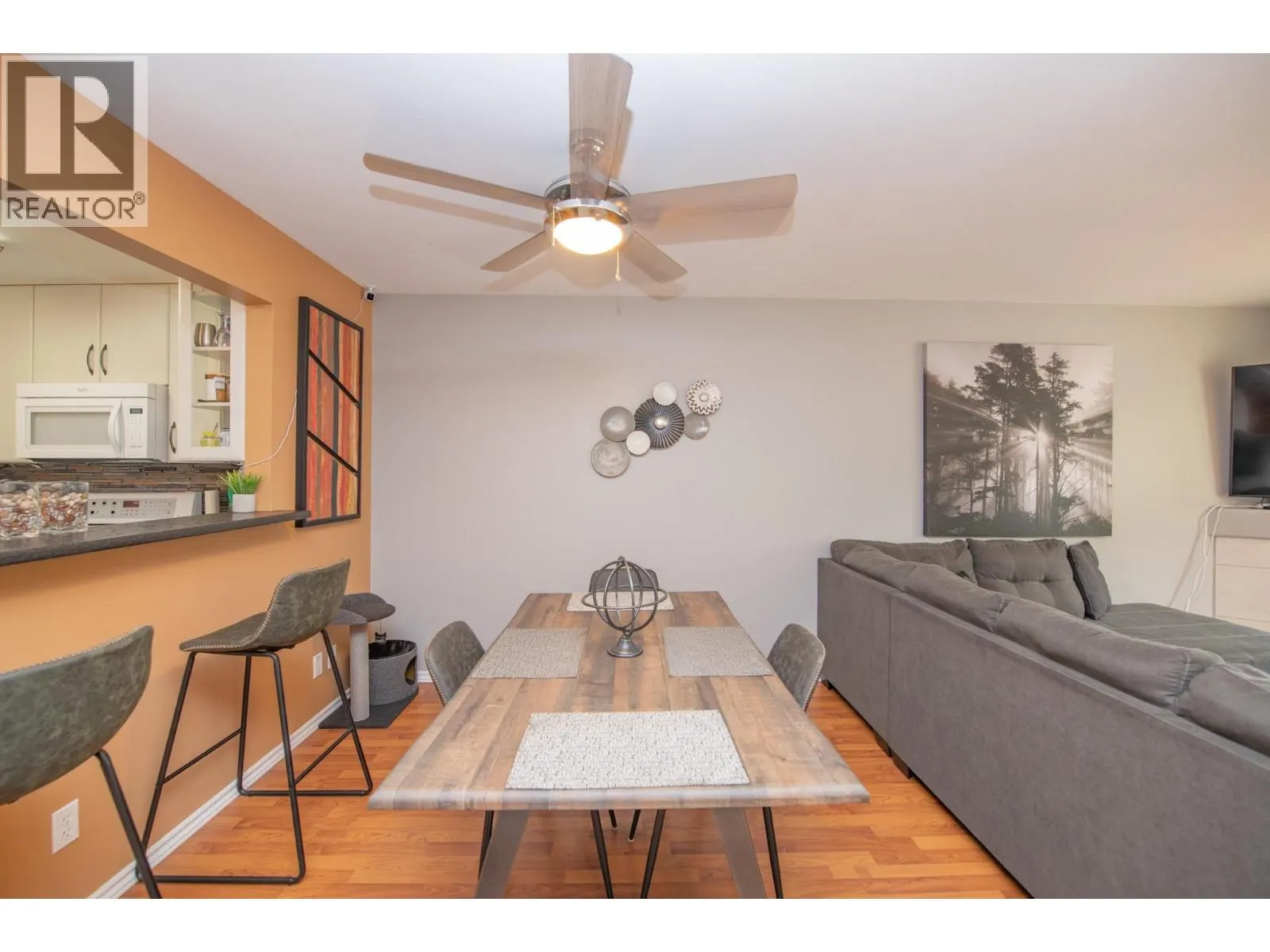 1607 43 Avenue Unit# 202