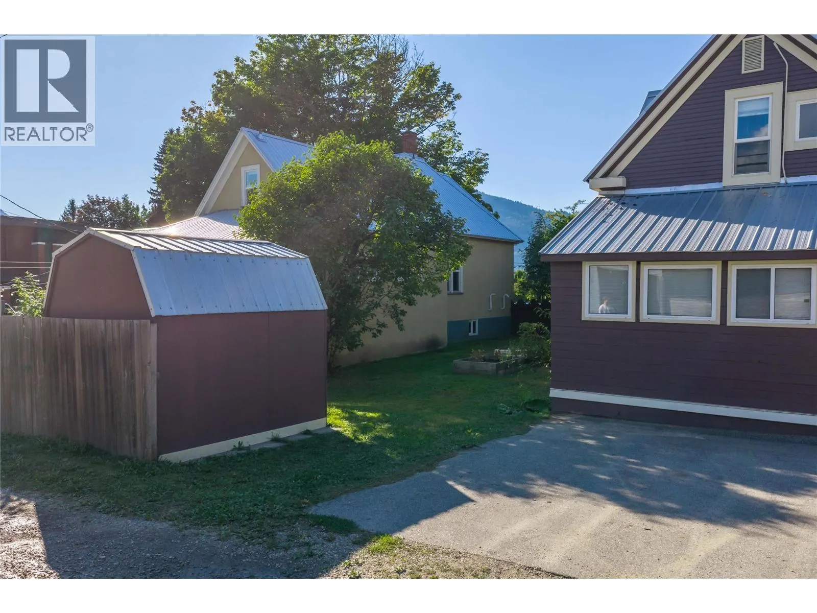 408 & 410 Mackenzie Avenue