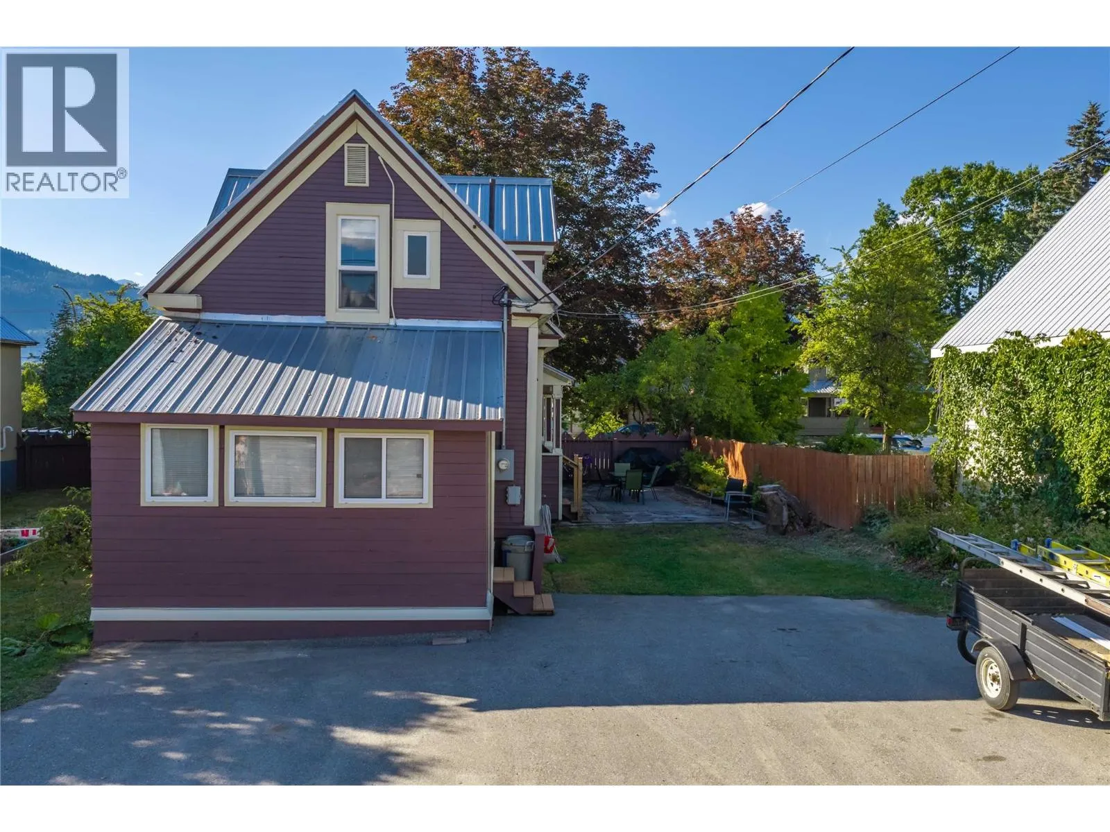408 & 410 Mackenzie Avenue
