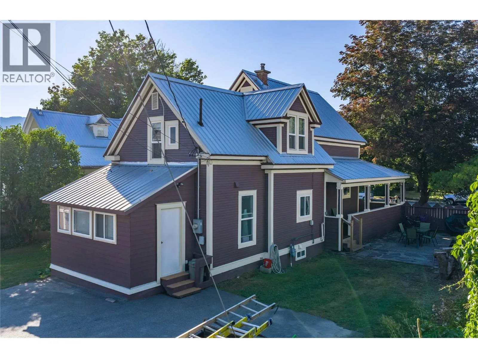 408 & 410 Mackenzie Avenue