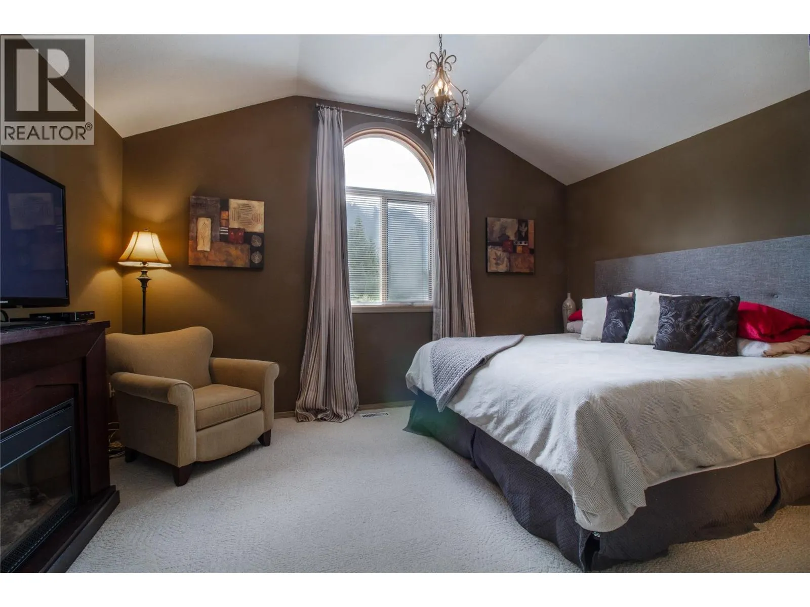 1107 Pineridge Crescent