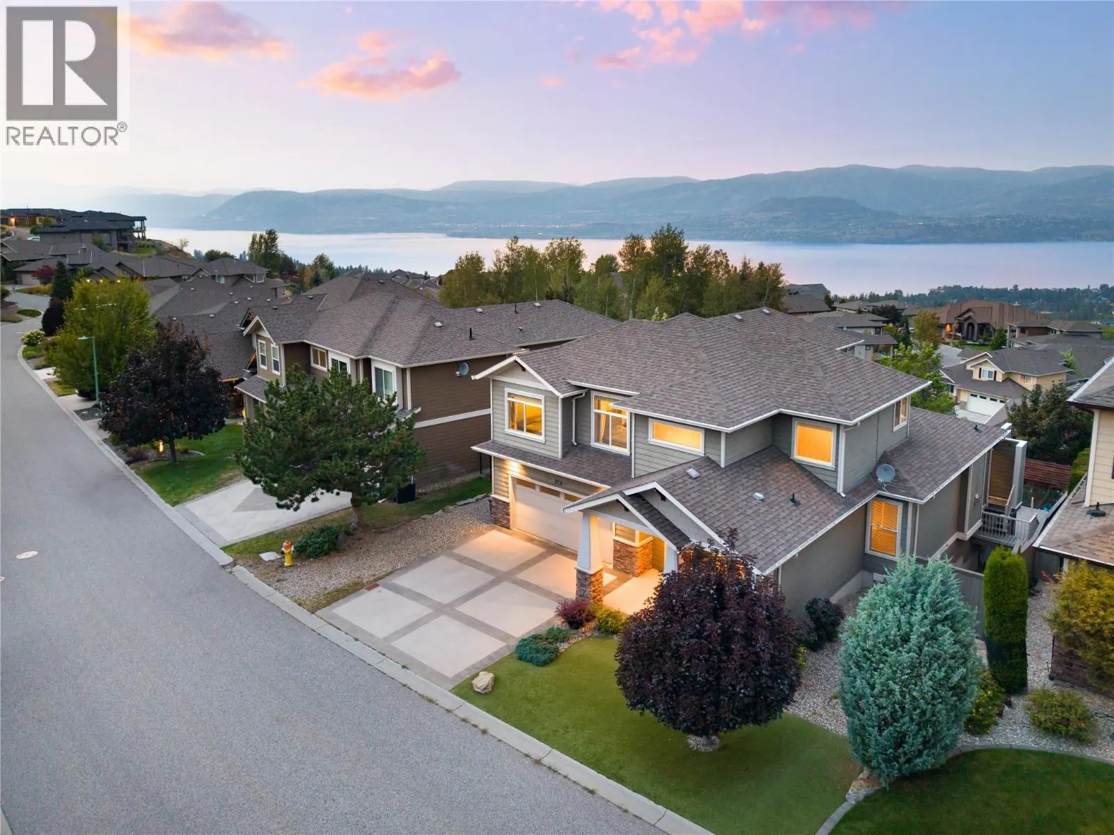 856 Hewetson Avenue
