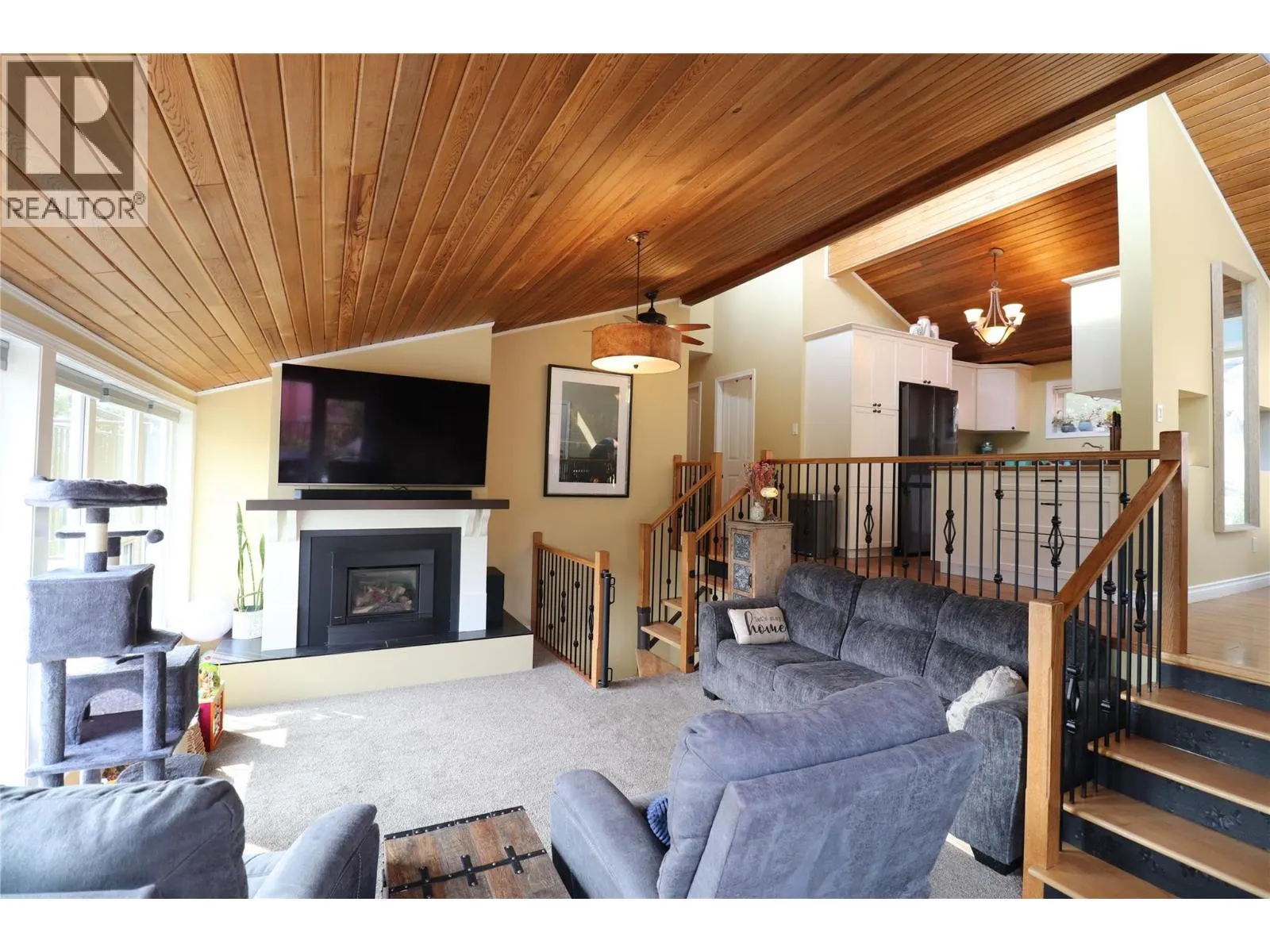 3702 9TH Avenue